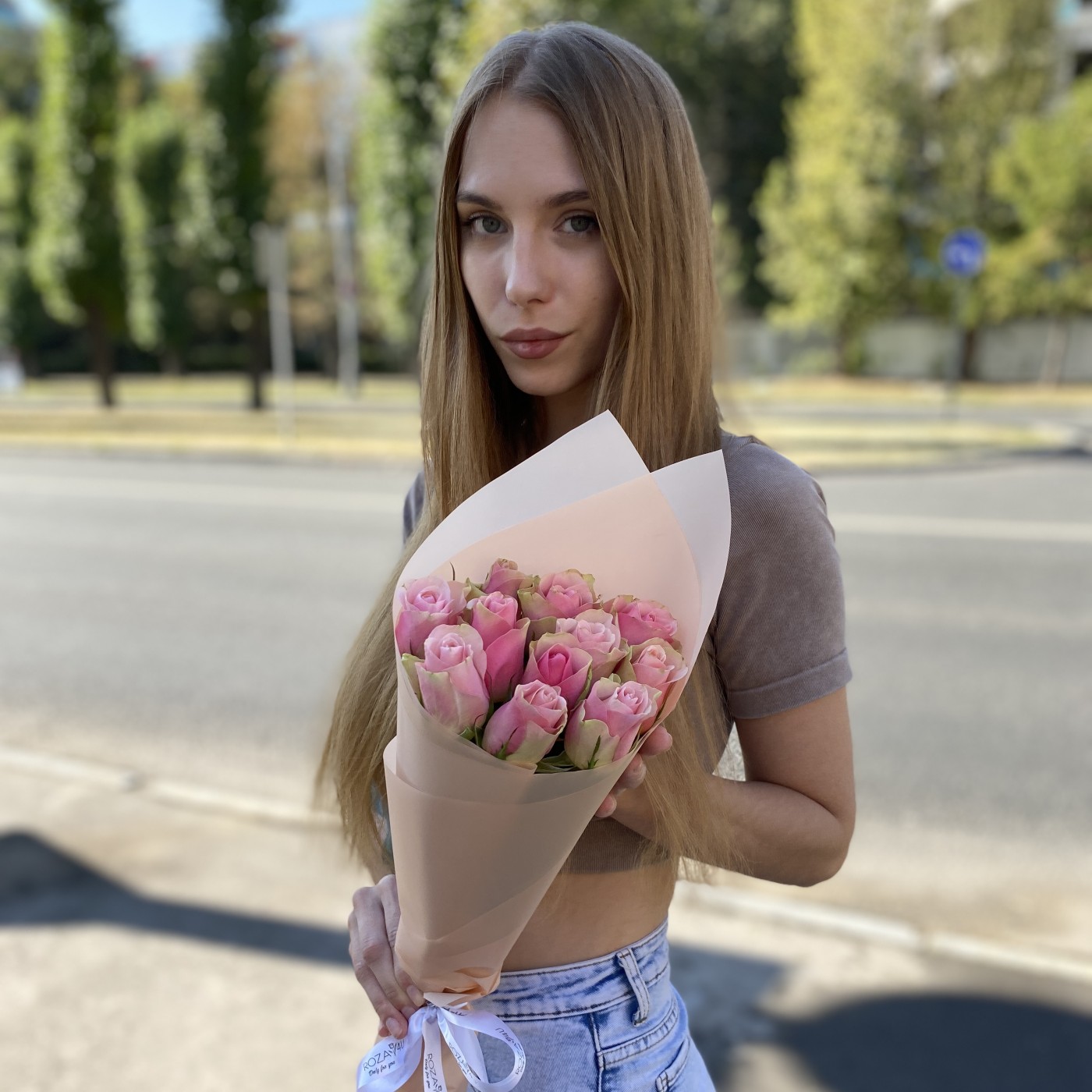 11 розово-зеленых роз в упаковке