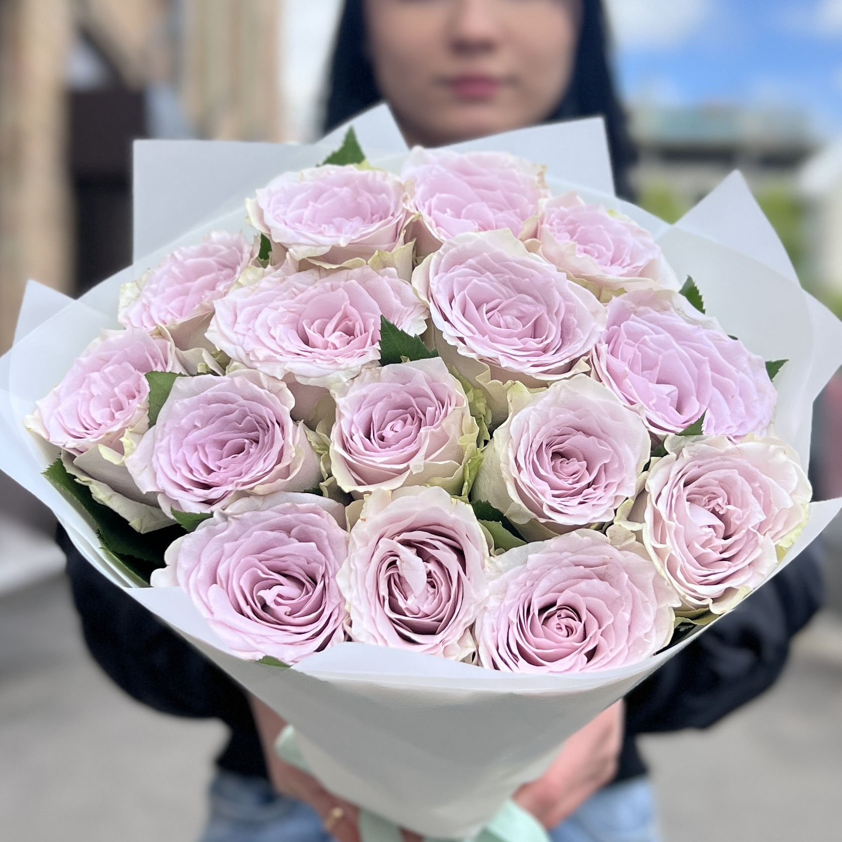 15 сиреневых роз Мемори Лейн 40 см