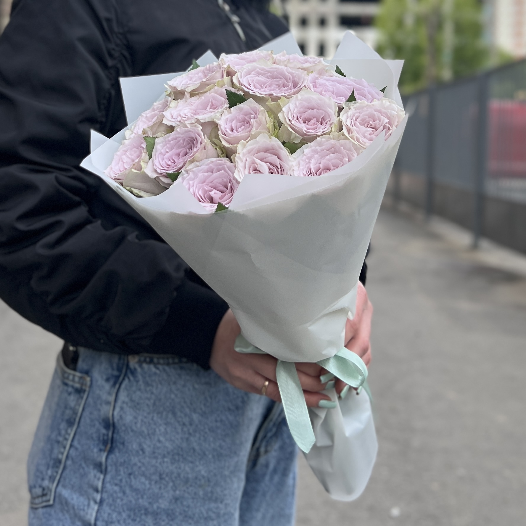 15 сиреневых роз Мемори Лейн 40 см