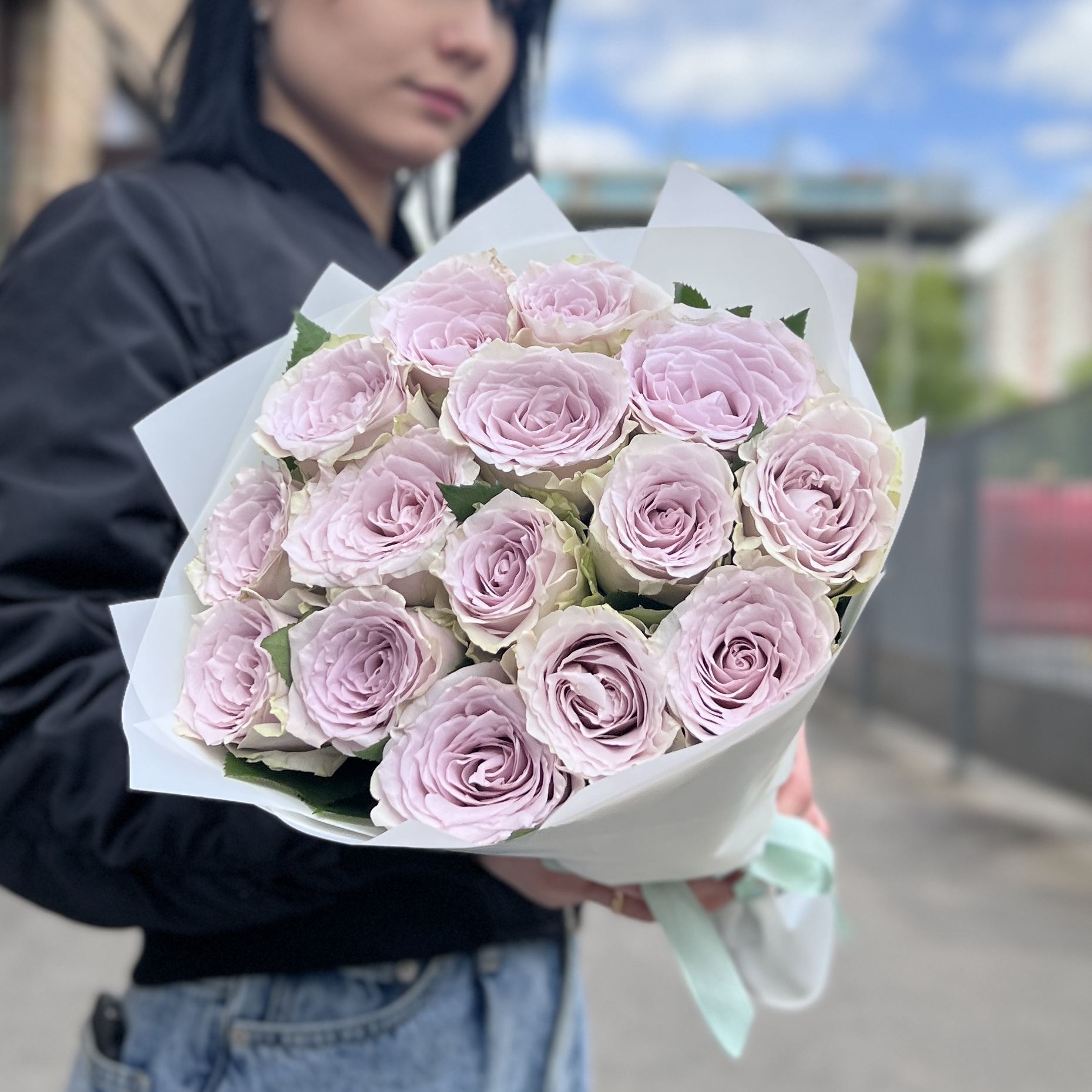 15 сиреневых роз Мемори Лейн 40 см