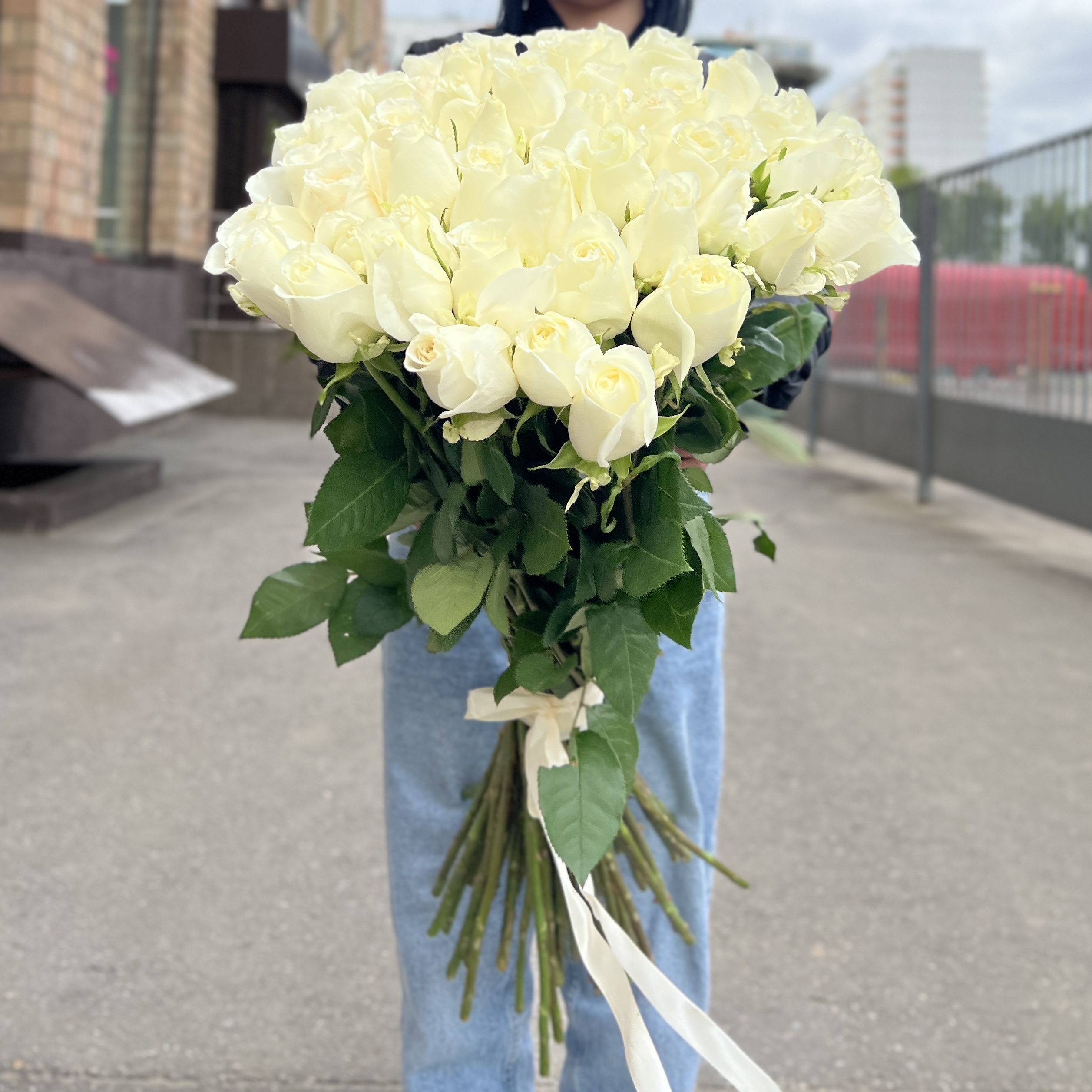 45 белых роз 80 см
