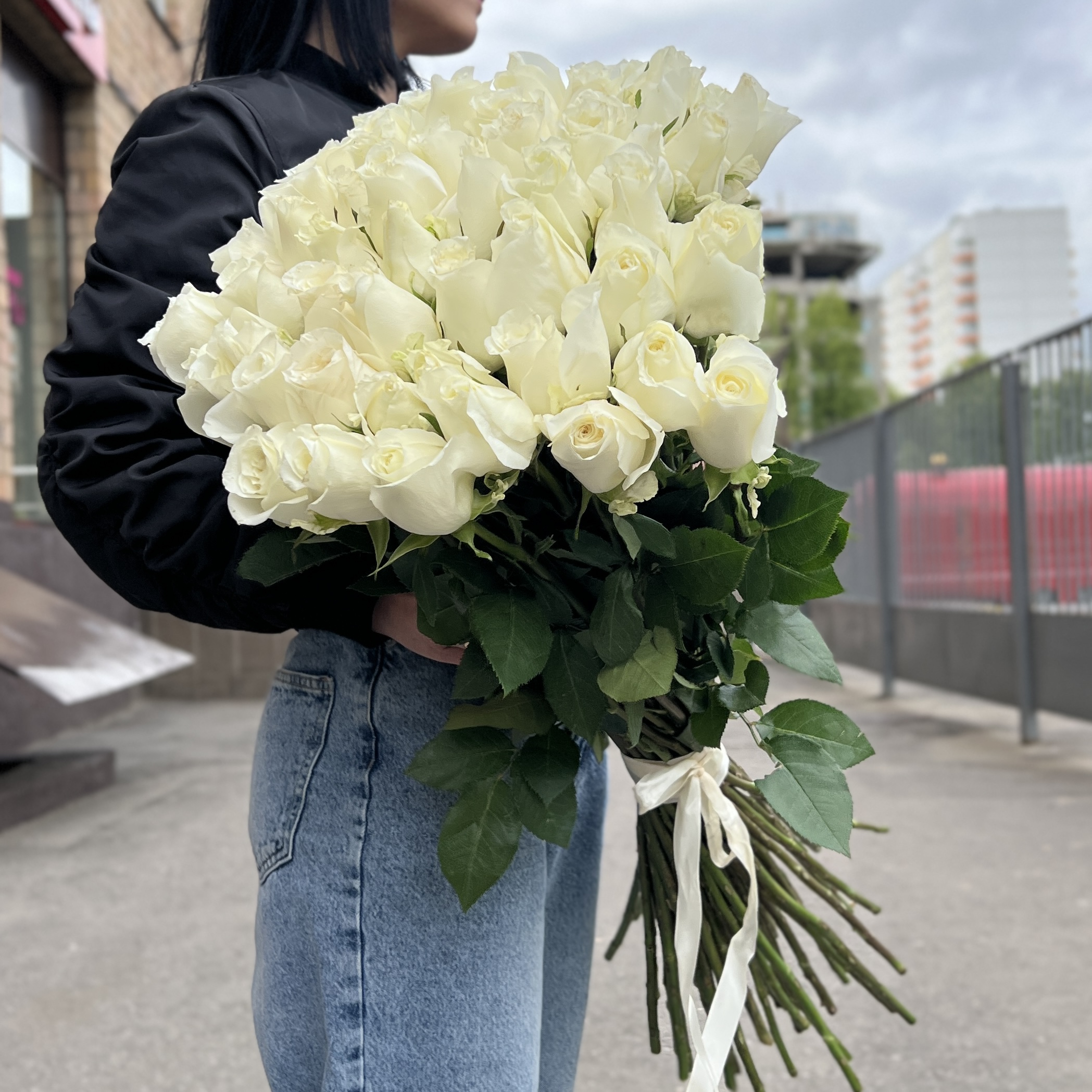45 белых роз 80 см