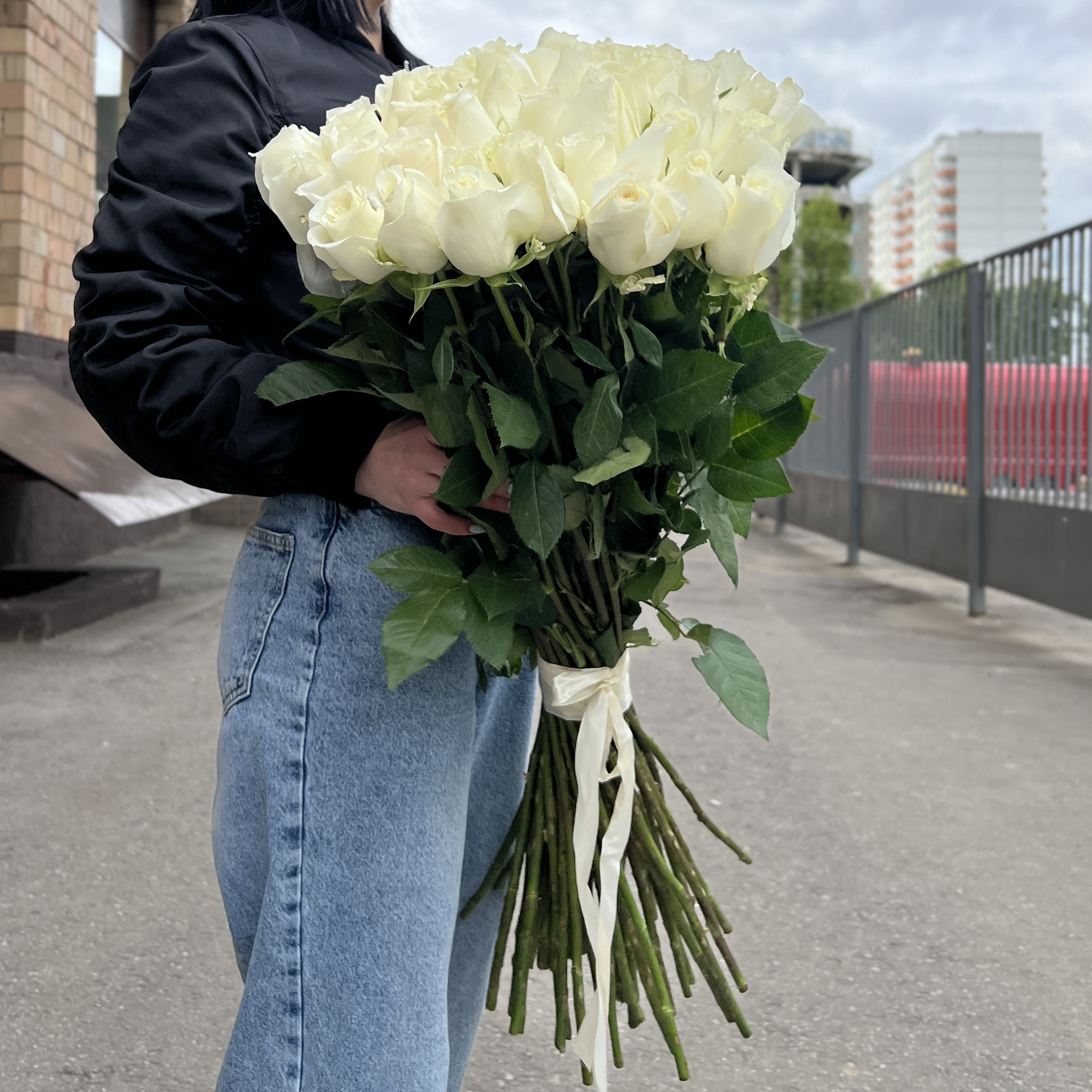 45 белых роз 80 см