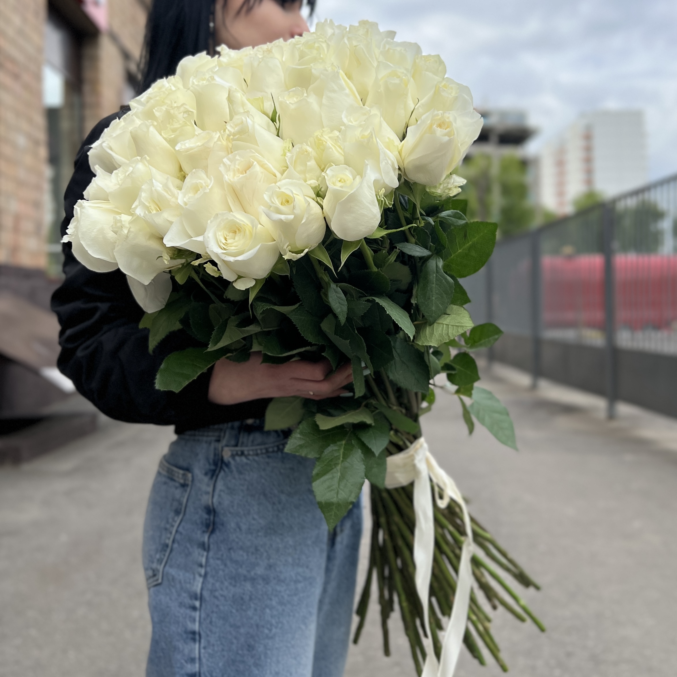 45 белых роз 80 см