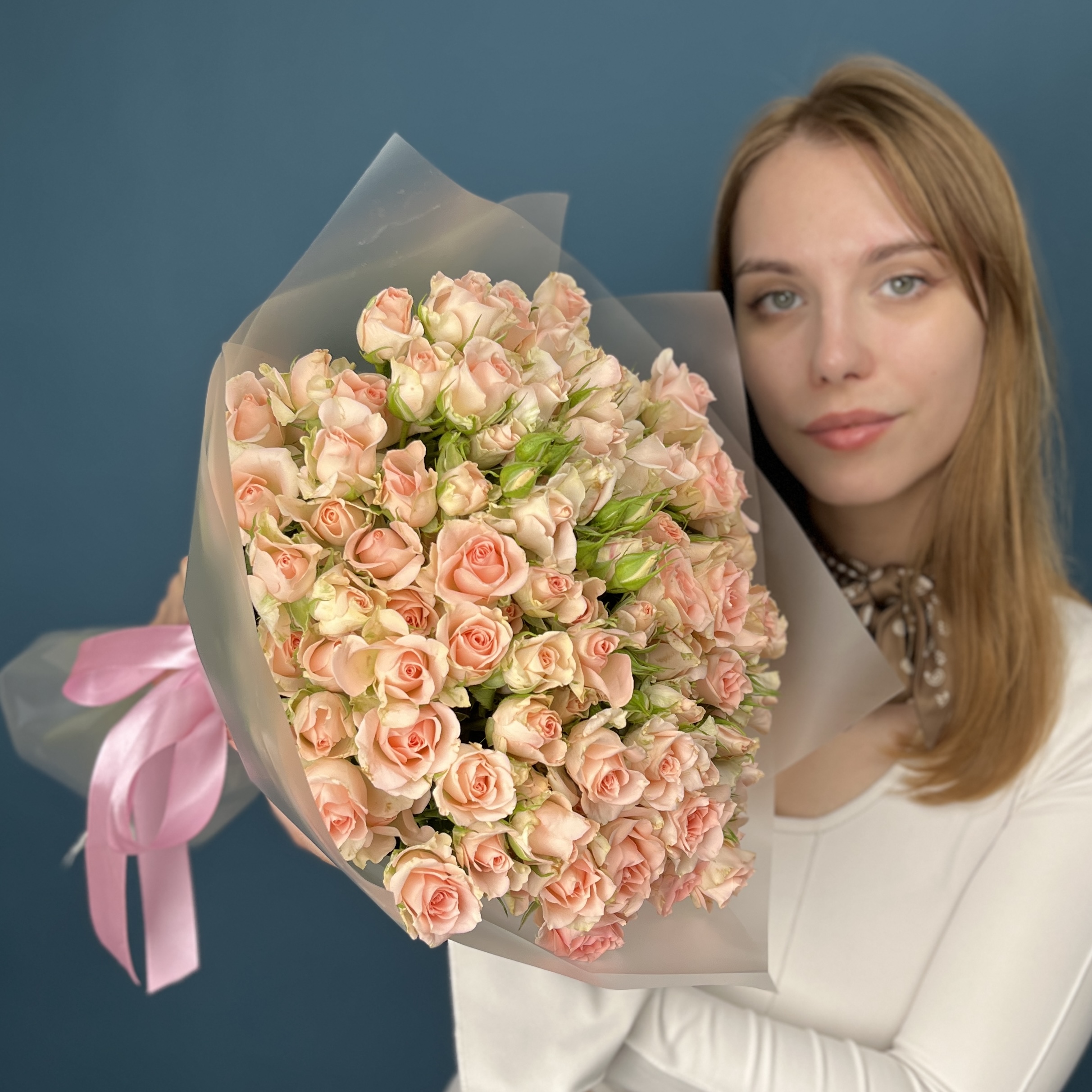 35 кустовых персиковых роз Свит Сара 50 см