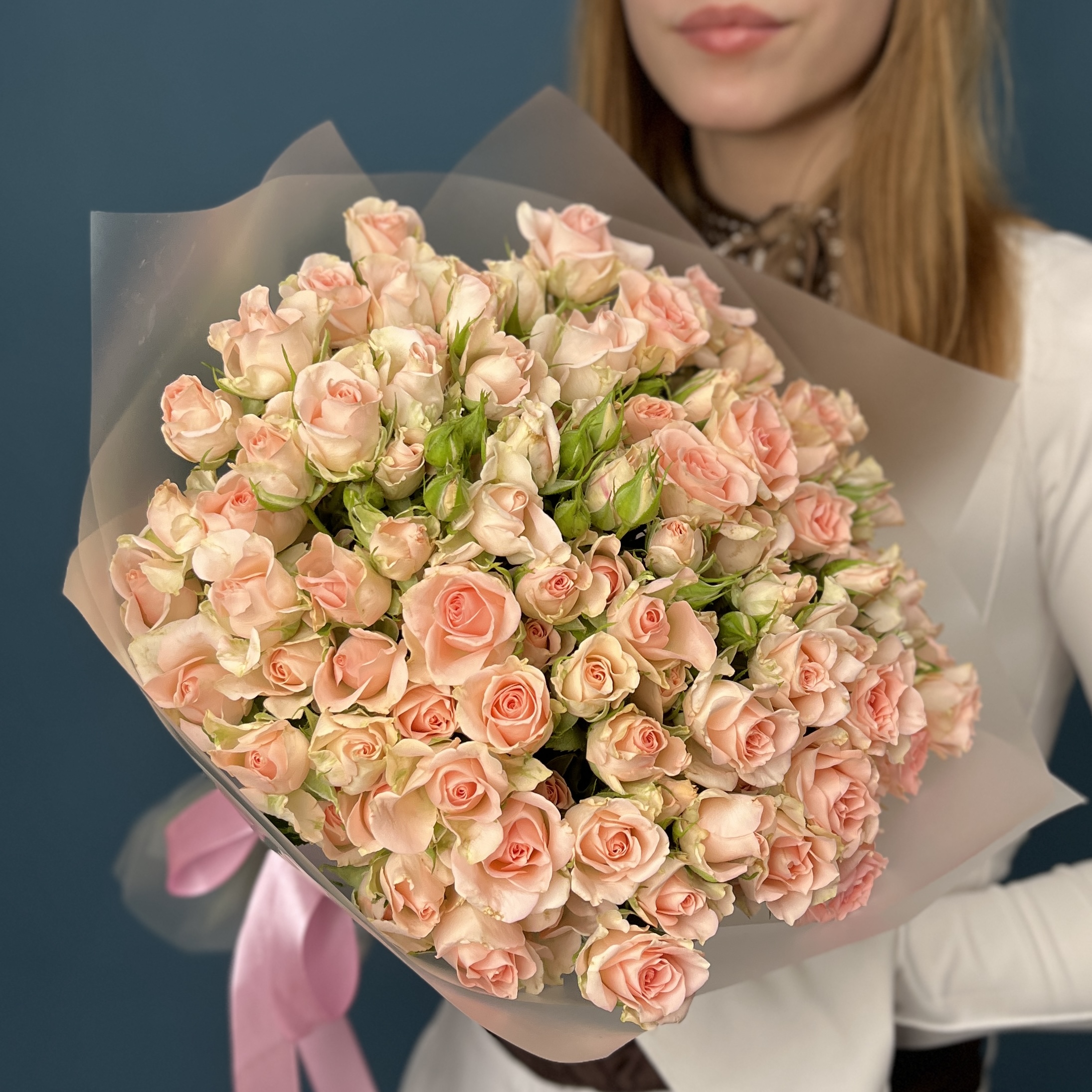 35 кустовых персиковых роз Свит Сара 40 см