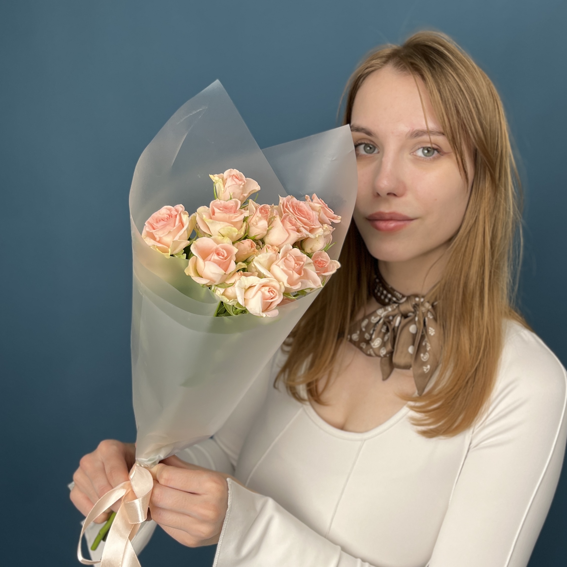 5 кустовых персиковых роз Свит Сара 50 см