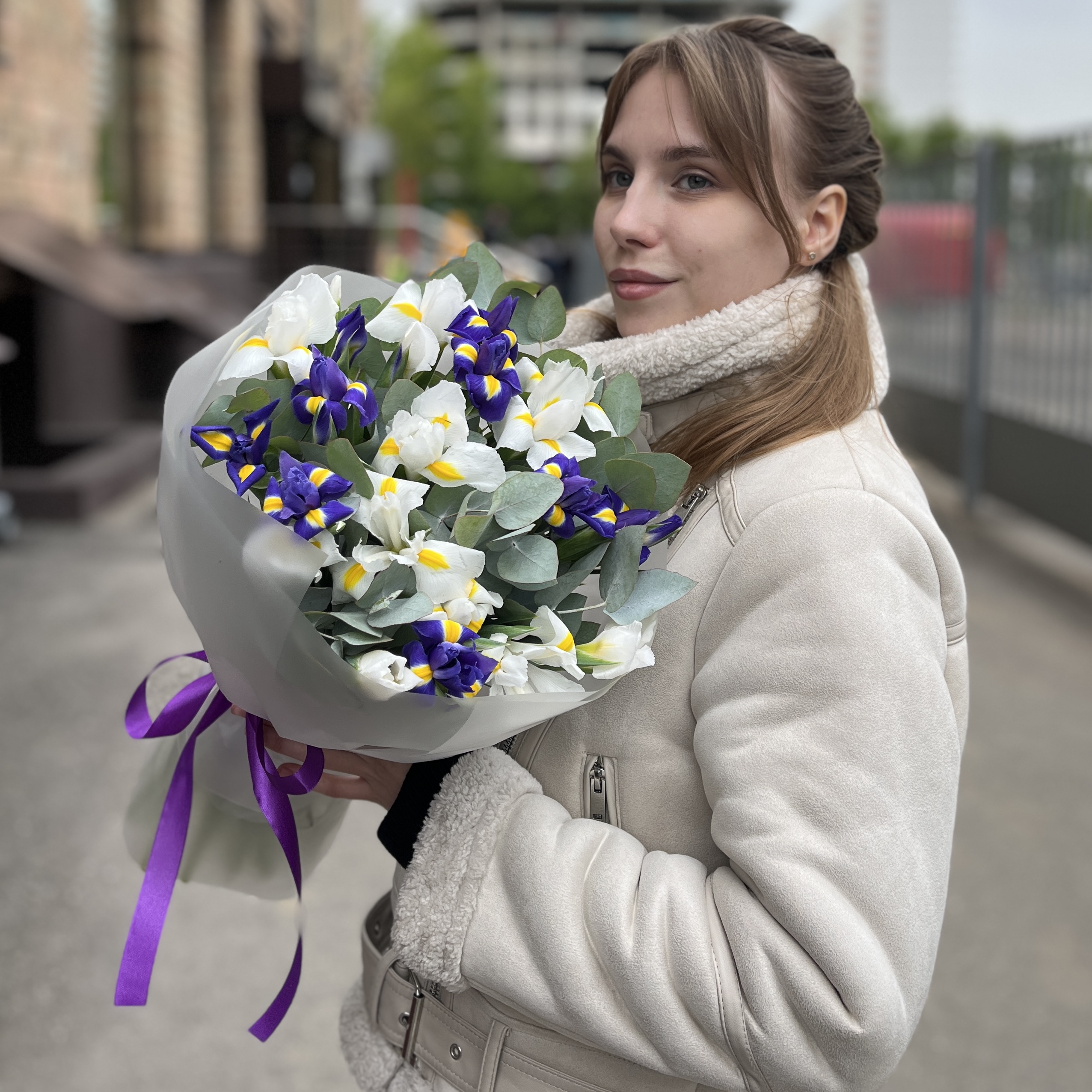 25 синих и белых ирисов с эвкалиптом