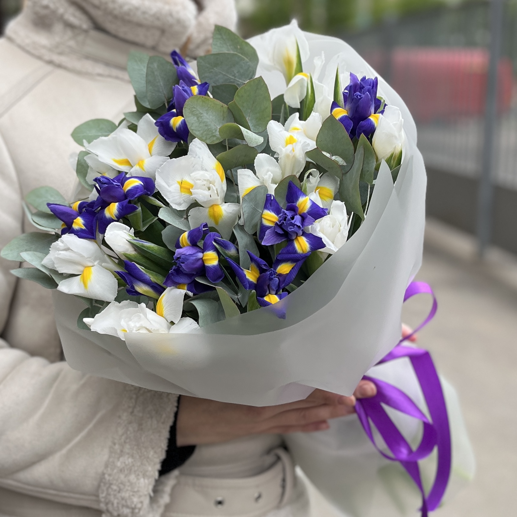 25 синих и белых ирисов с эвкалиптом