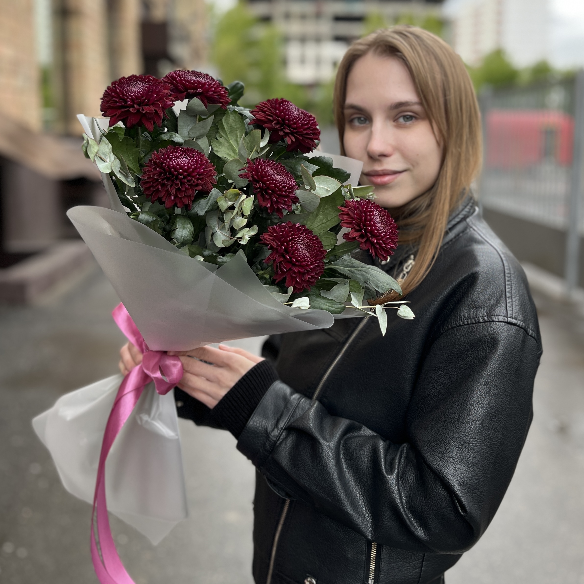 7 бордово-фиолетовых хризантем с эвкалиптом