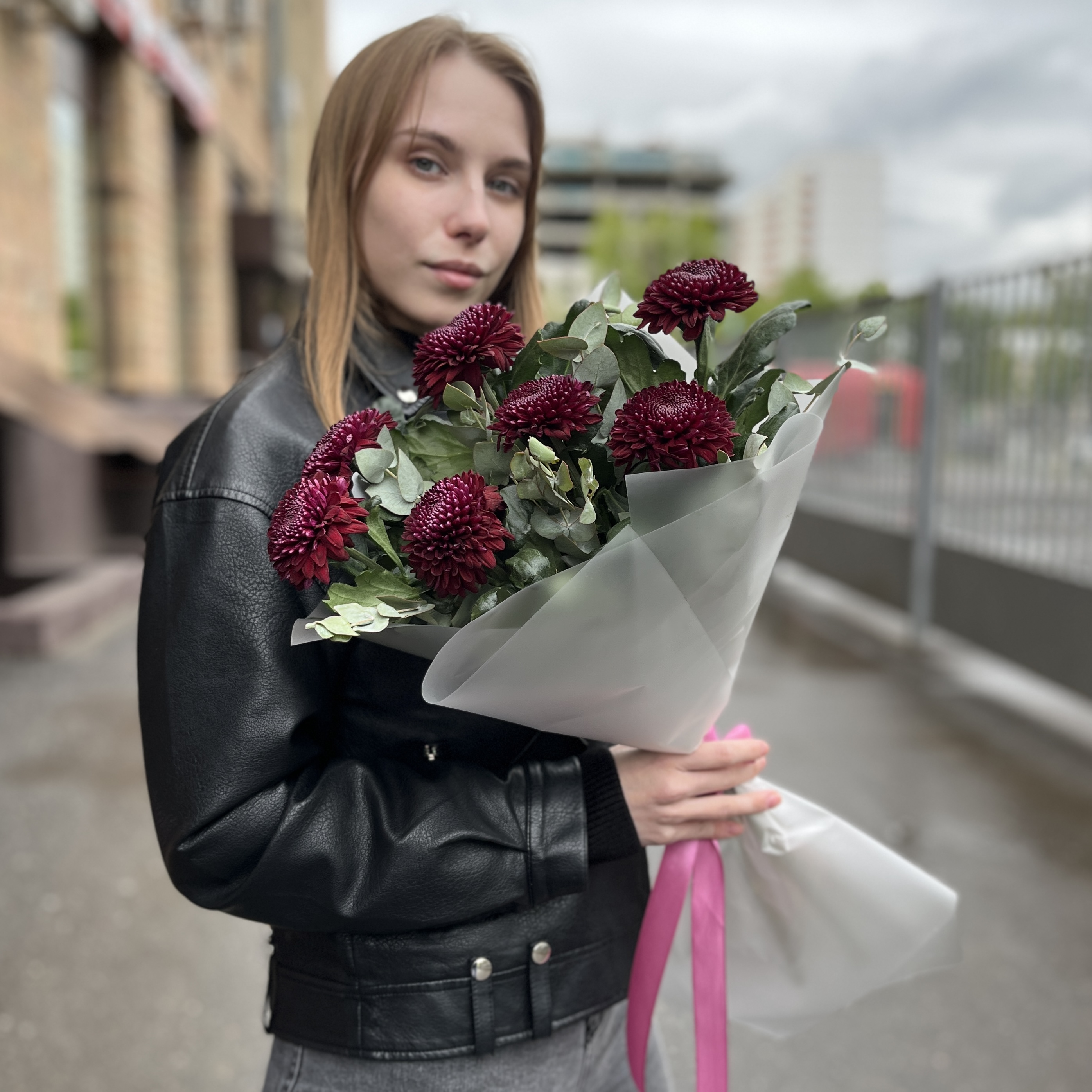 7 бордово-фиолетовых хризантем с эвкалиптом