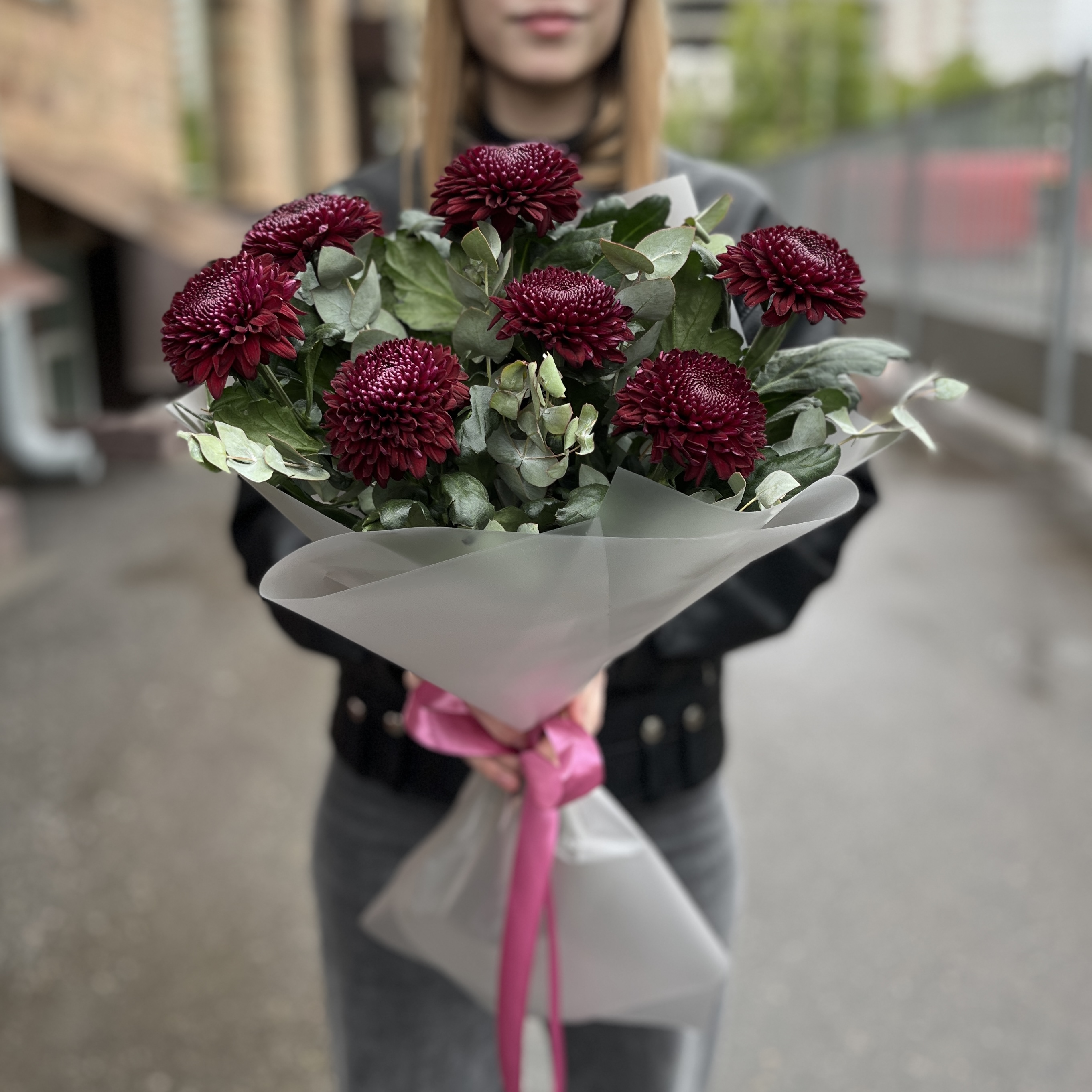 7 бордово-фиолетовых хризантем с эвкалиптом
