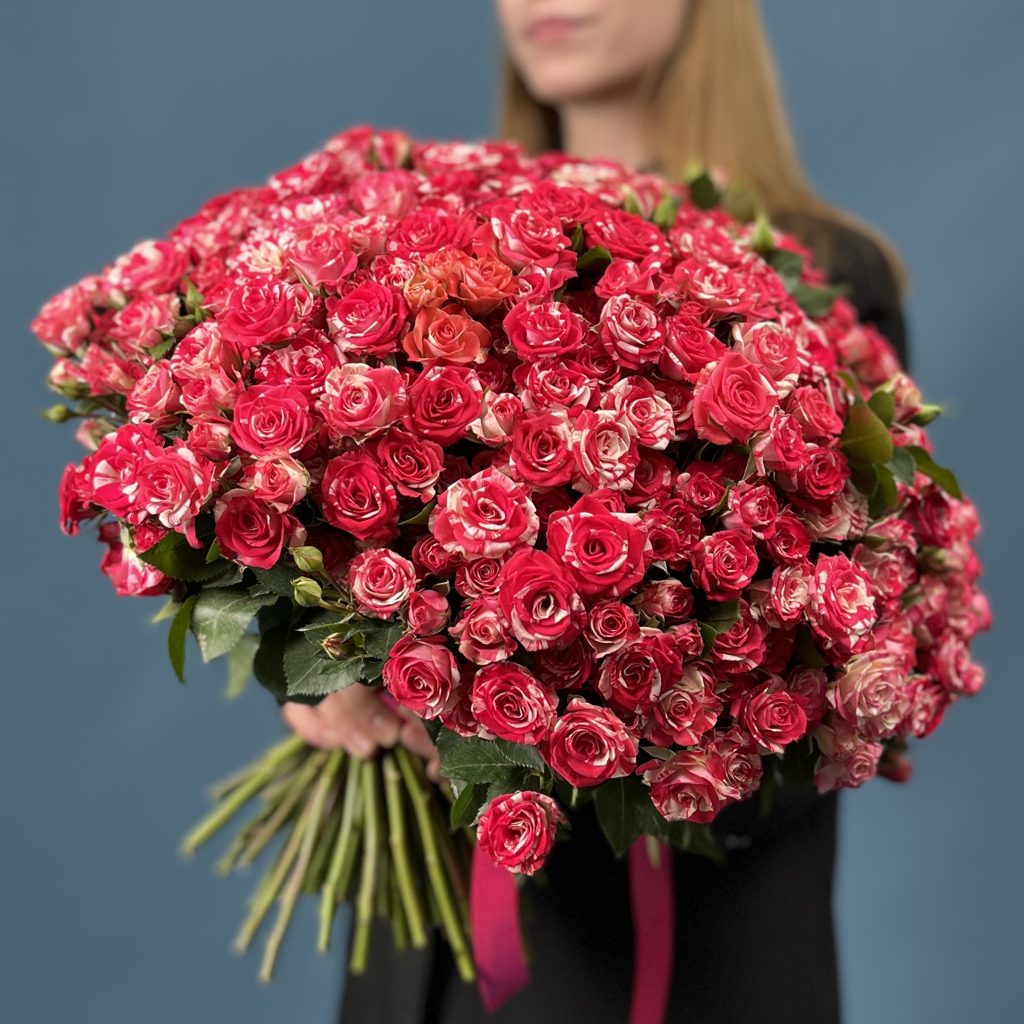 101 кустовая Роза Файрворкс 40 см