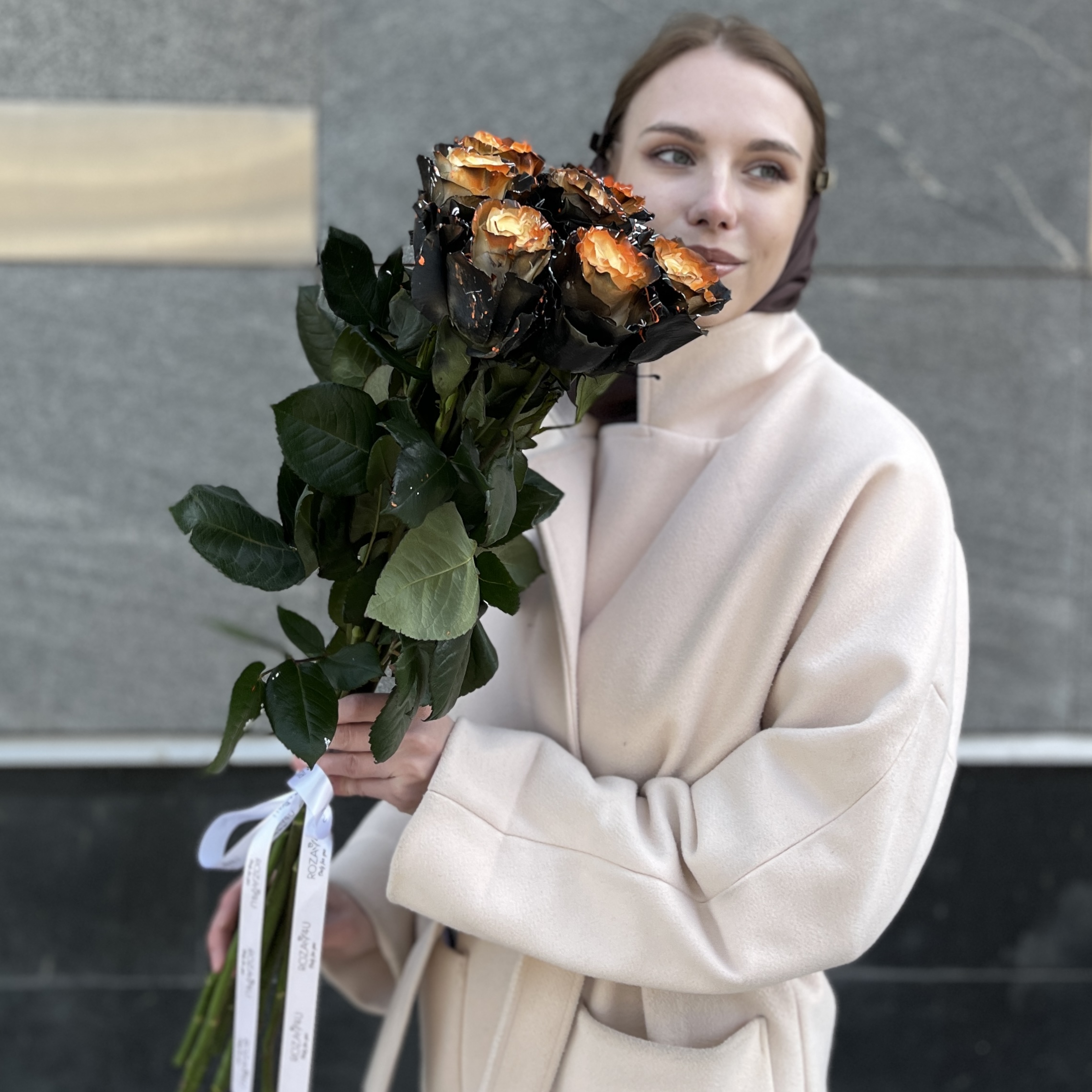 7 радужных оранжево-черно-белых роз 70 см