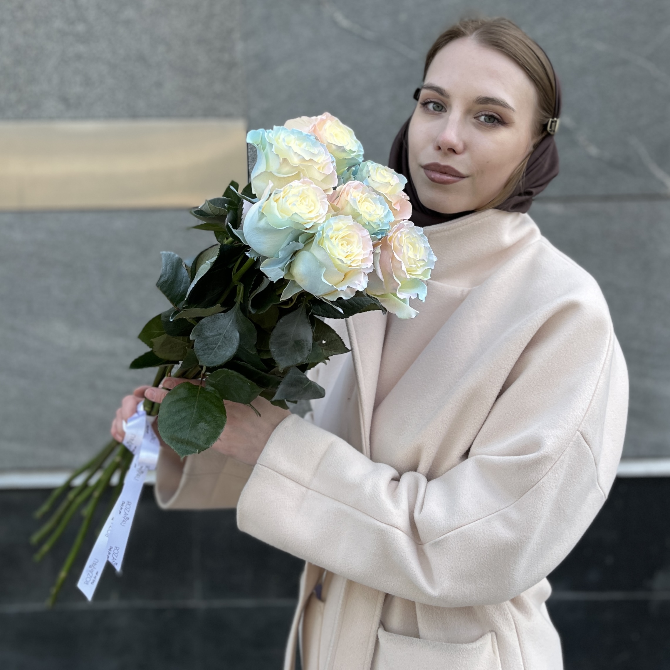 7 радужных розово-бело-голубых роз 70 см