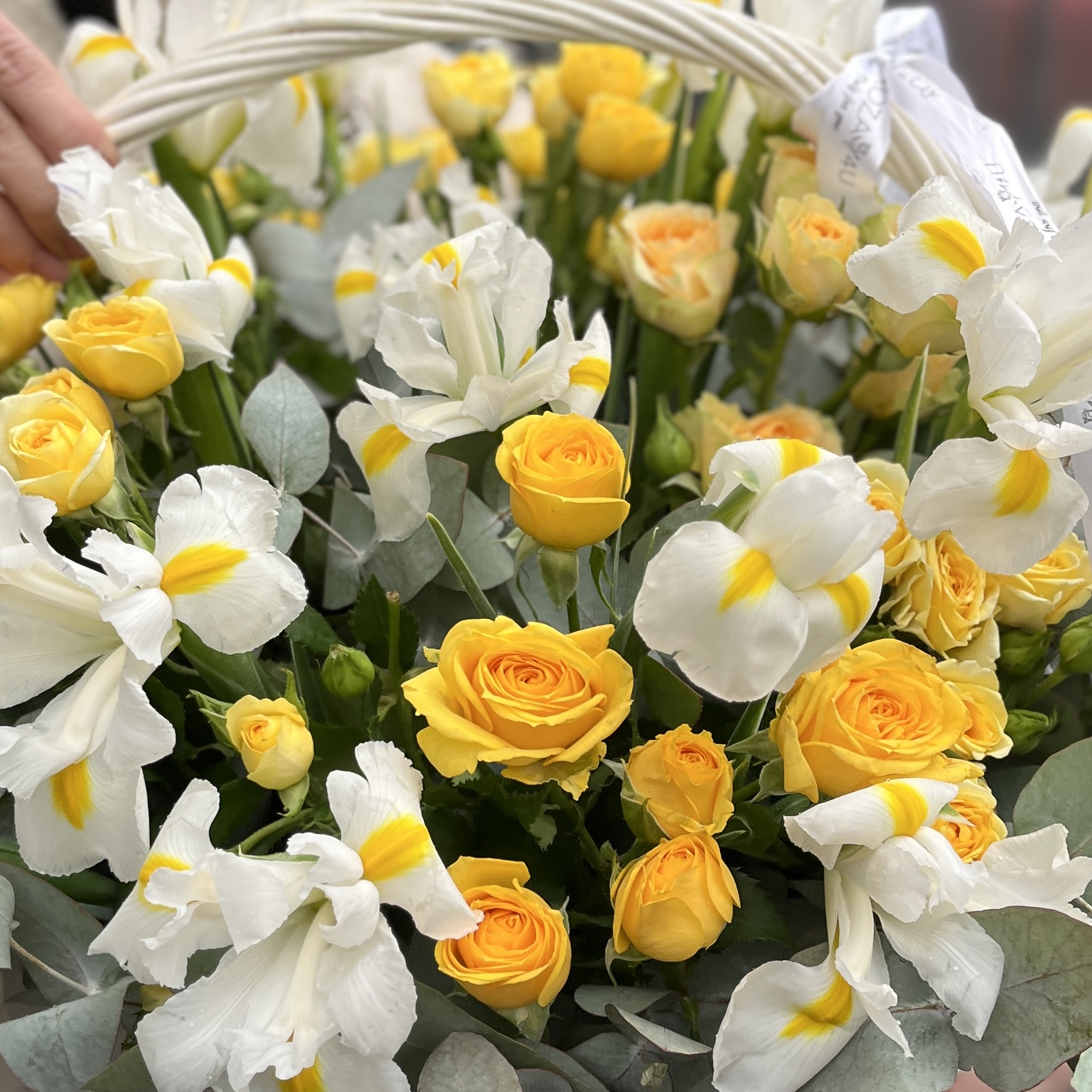 Весенняя корзина с белыми ирисами и кустовыми розами