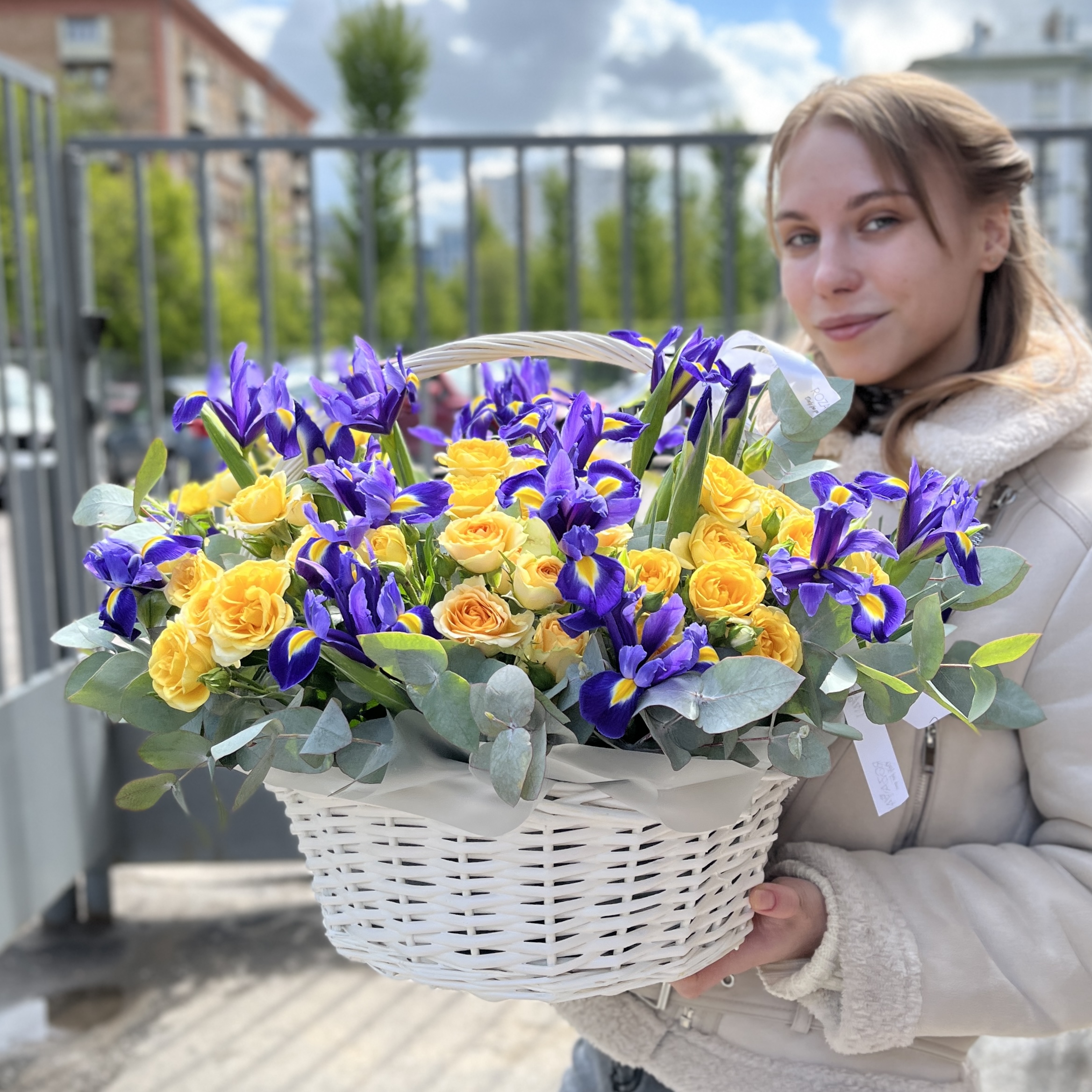Яркая корзина синих ирисов и желтых роз