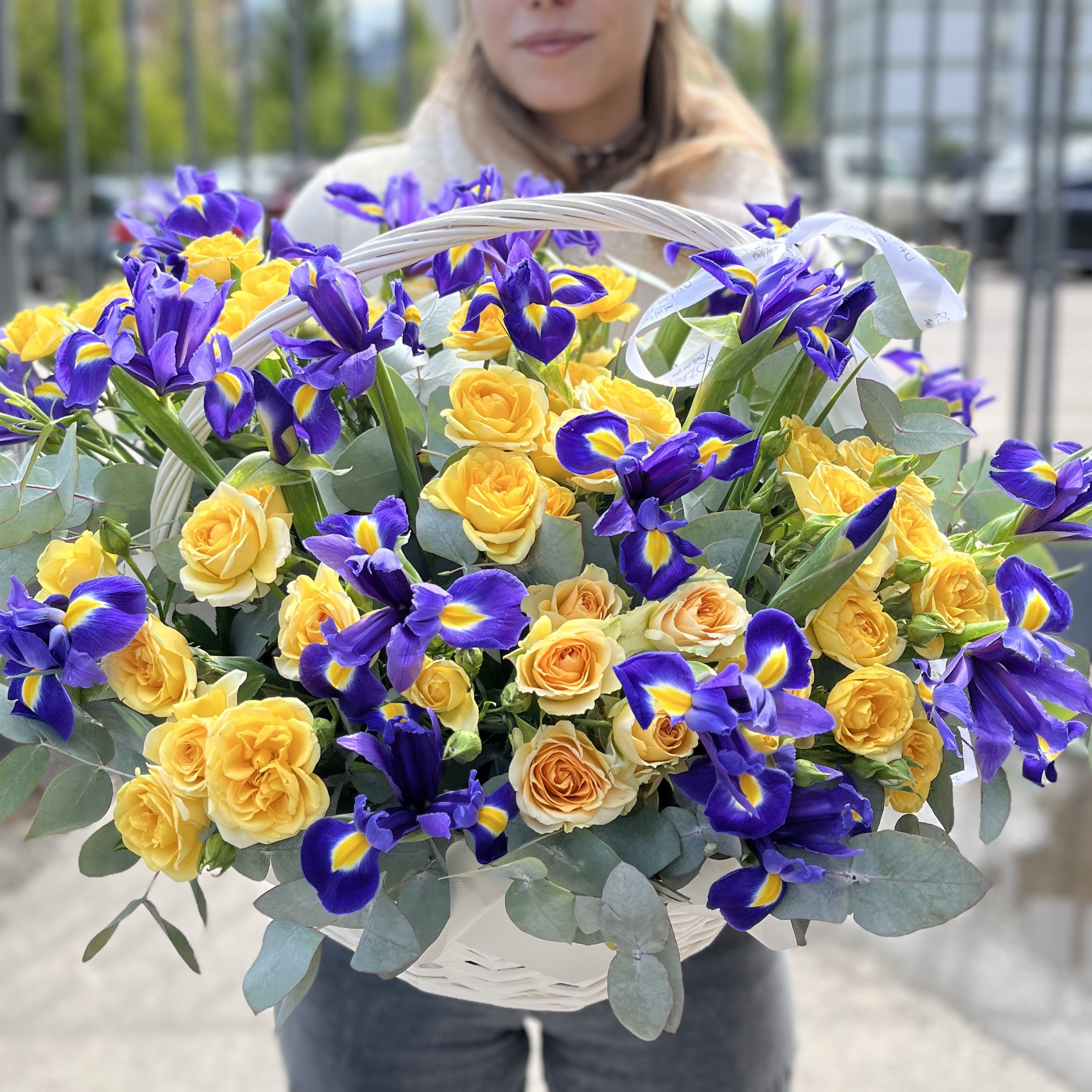 Яркая корзина синих ирисов и желтых роз