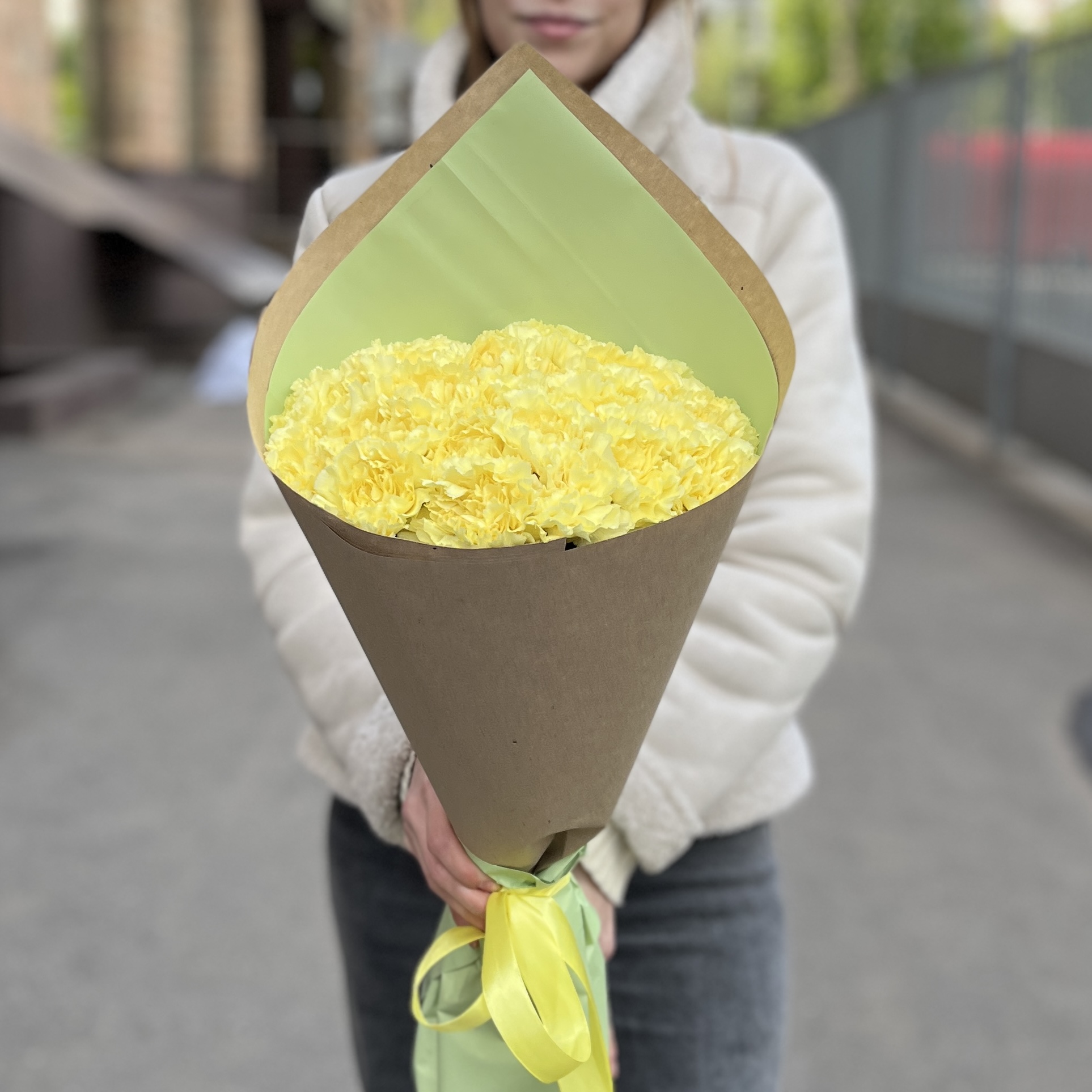 25 ярких желтых гвоздик