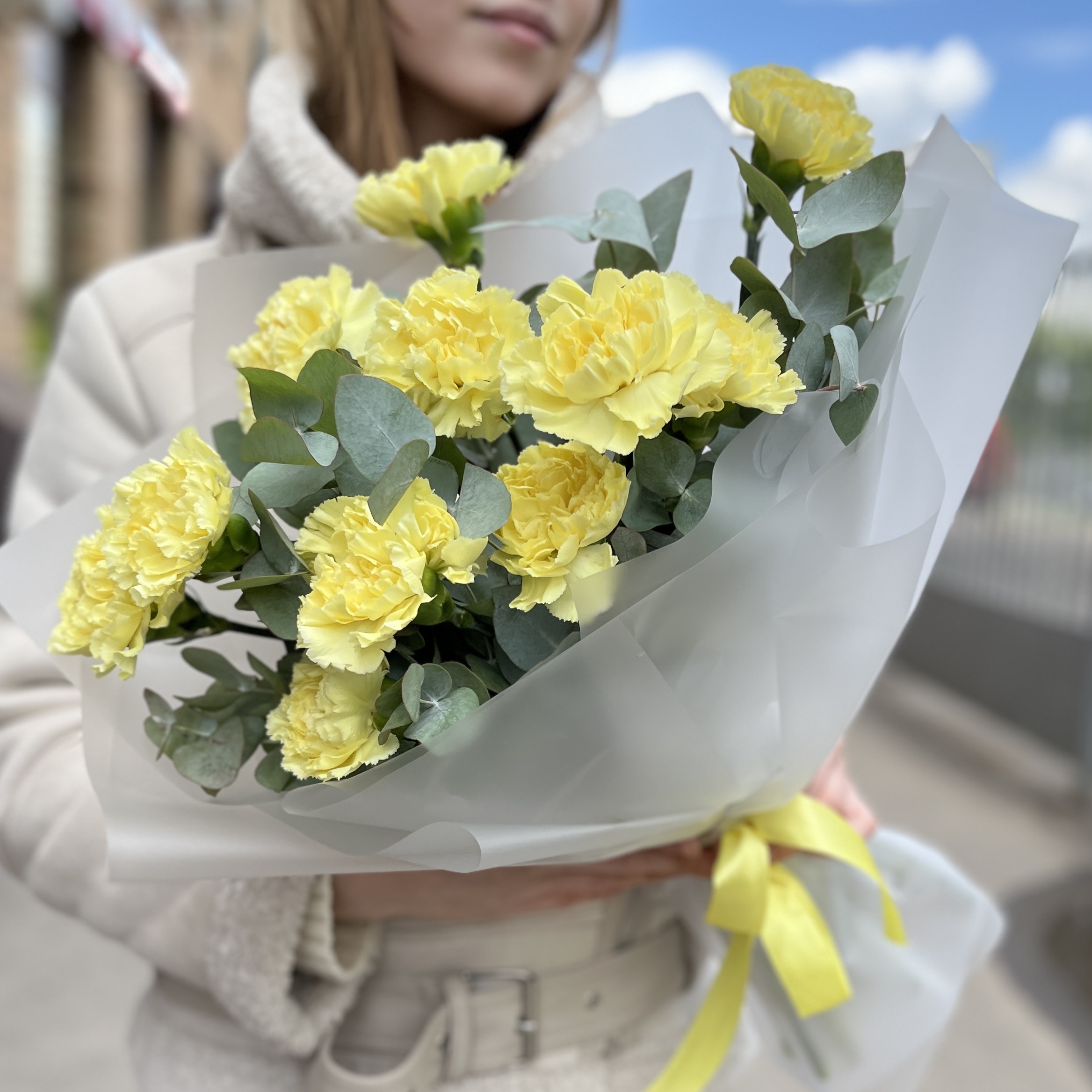 Букет из 11 желтых гвоздик с эвкалиптом