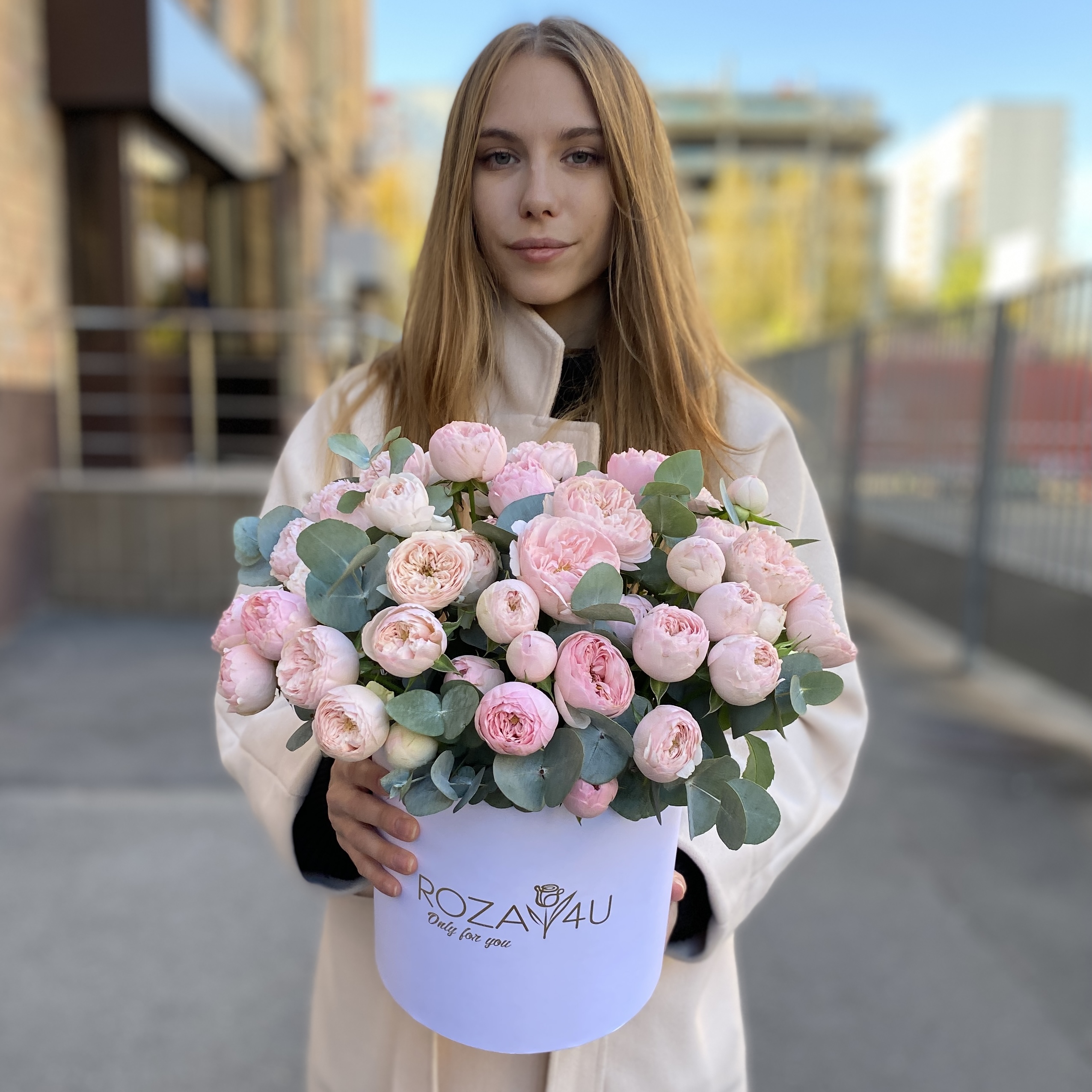 15 пионовидных кустовых роз Мансфилд Парк в коробке