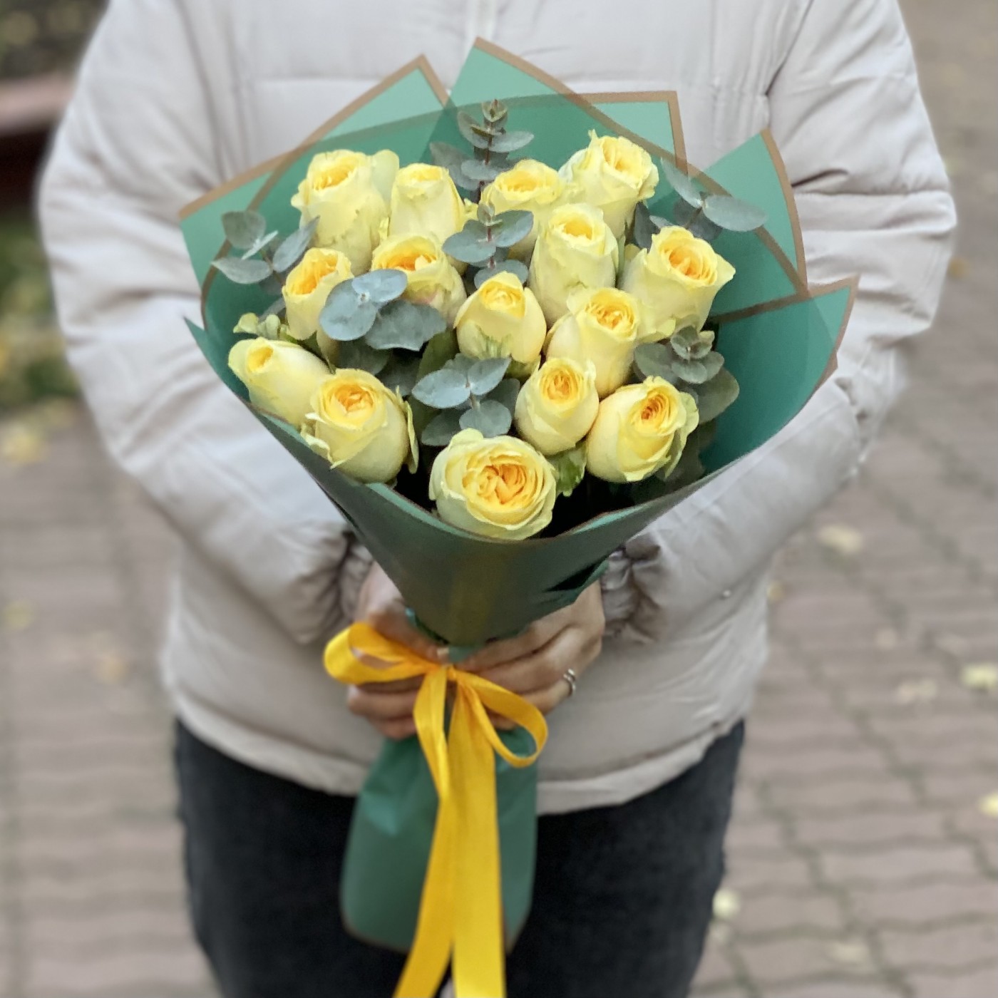 Букет из роз Баттеркап с эвкалиптом 35 см