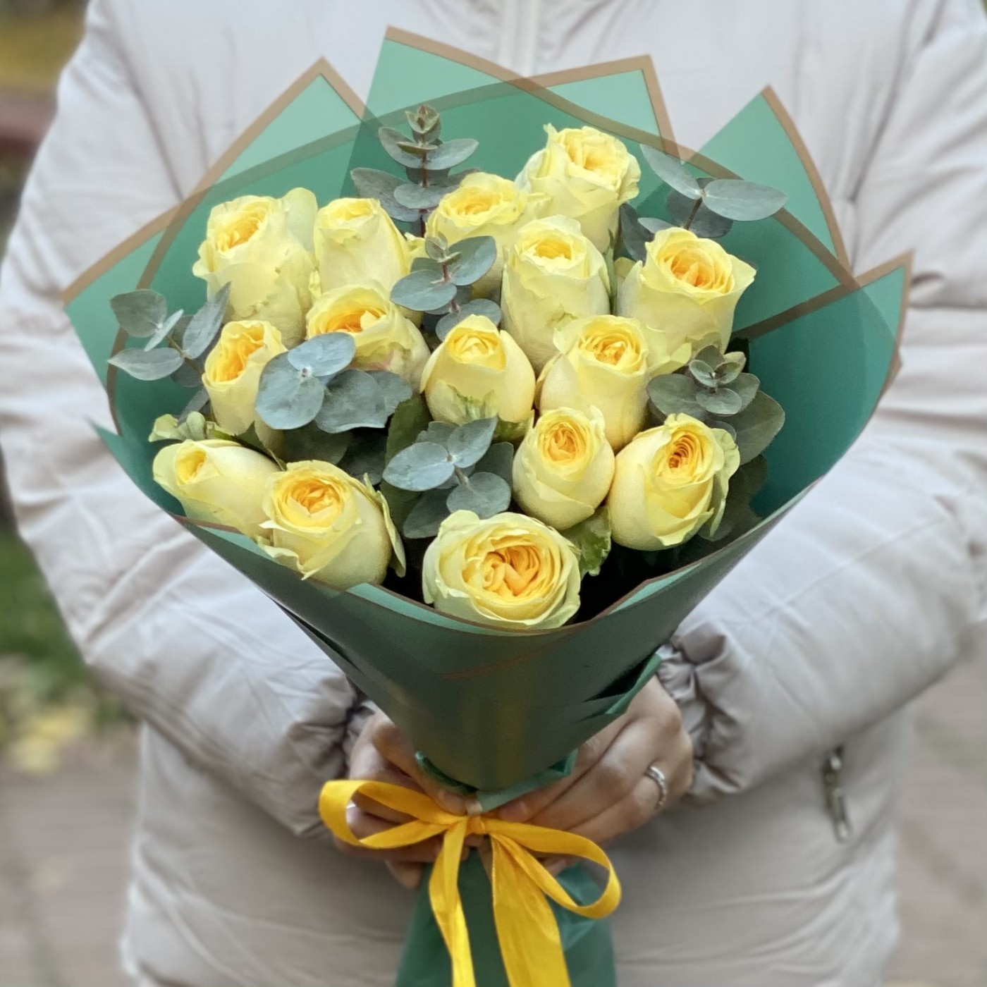 Букет из роз Баттеркап с эвкалиптом 35 см