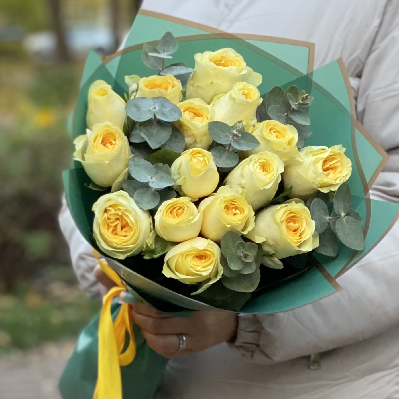 Букет из роз Баттеркап с эвкалиптом 35 см