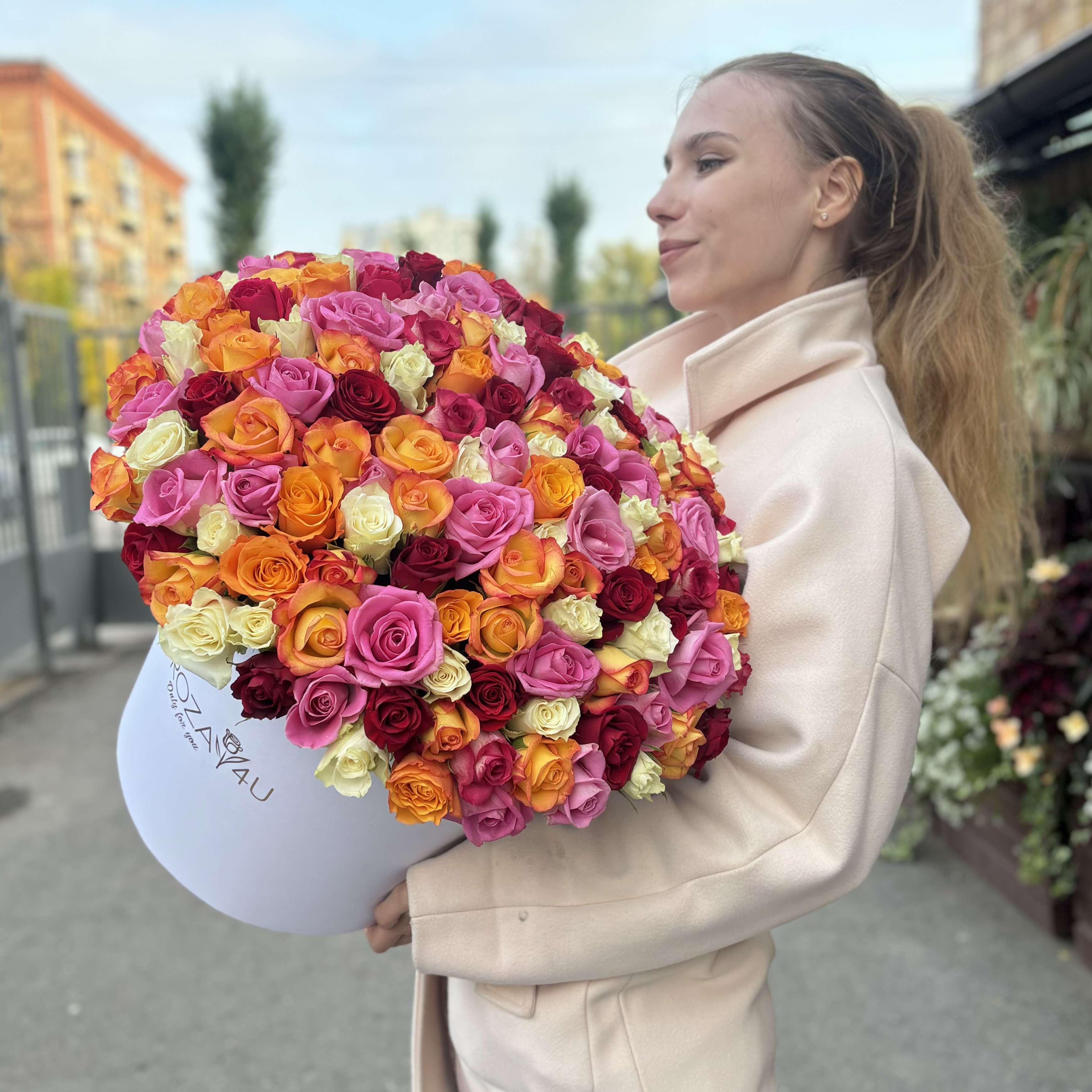 151 роза в коробке яркий микс