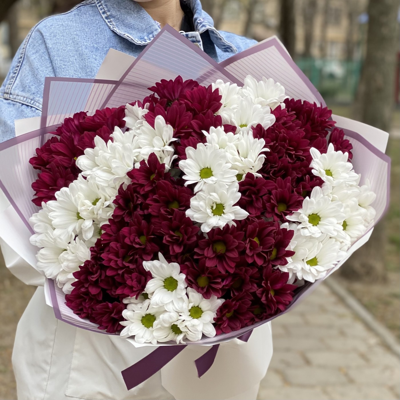 15 белых и фиолетовых кустовых хризантем