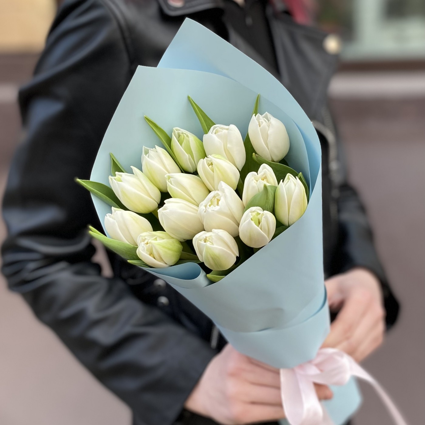 15 белых пионовидных тюльпанов