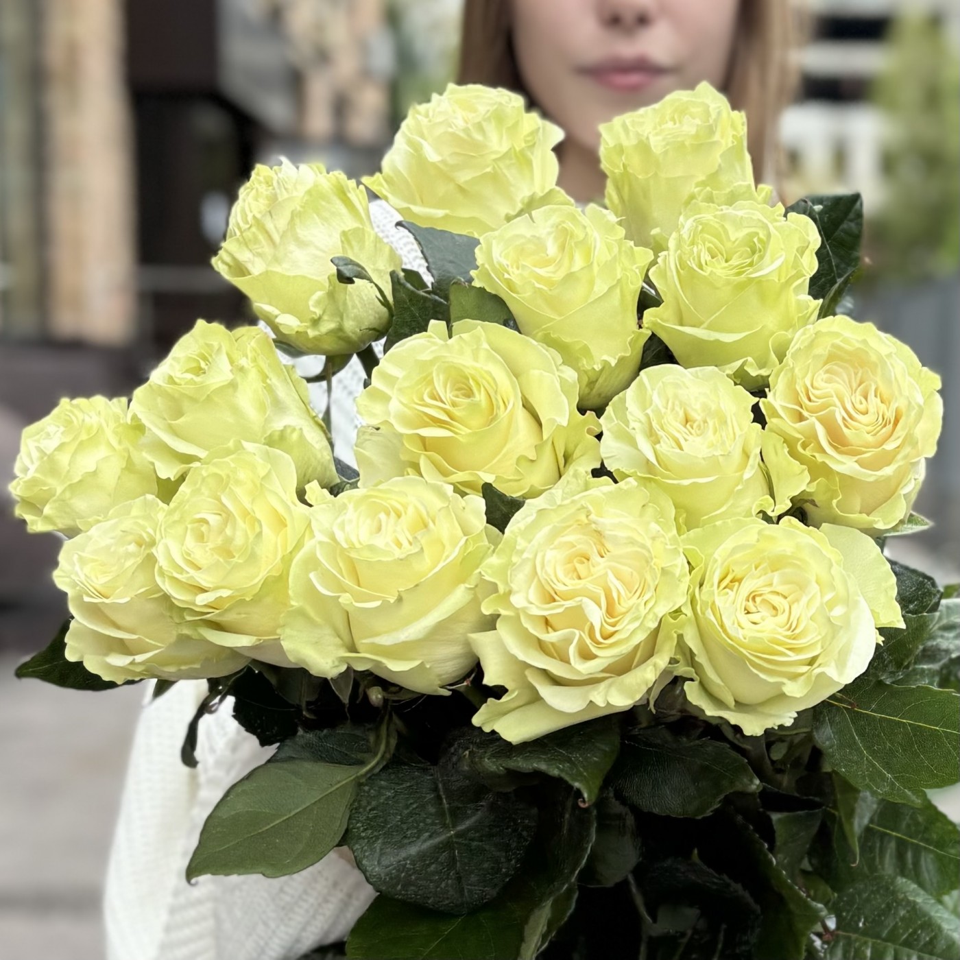15 белых роз Мондиаль 80 см
