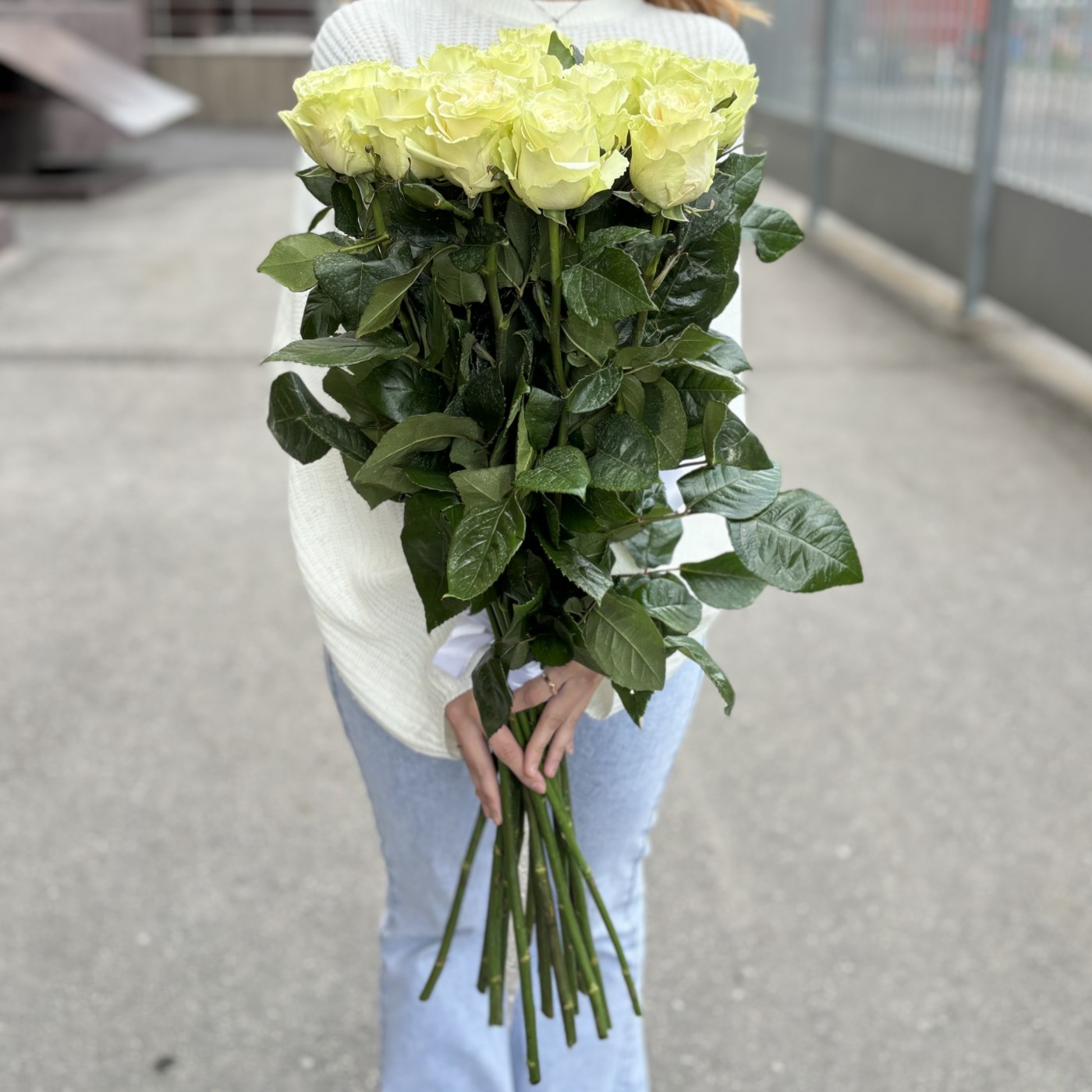 15 белых роз Мондиаль 80 см