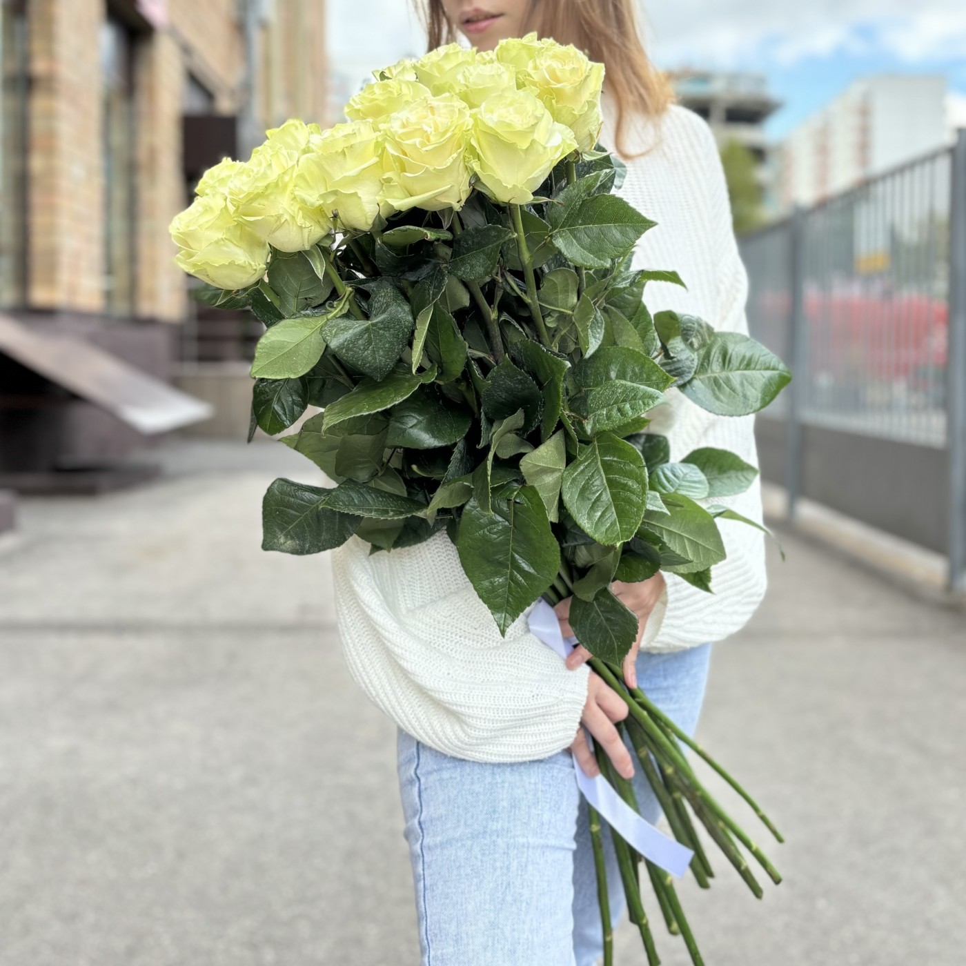 15 белых роз Мондиаль 80 см