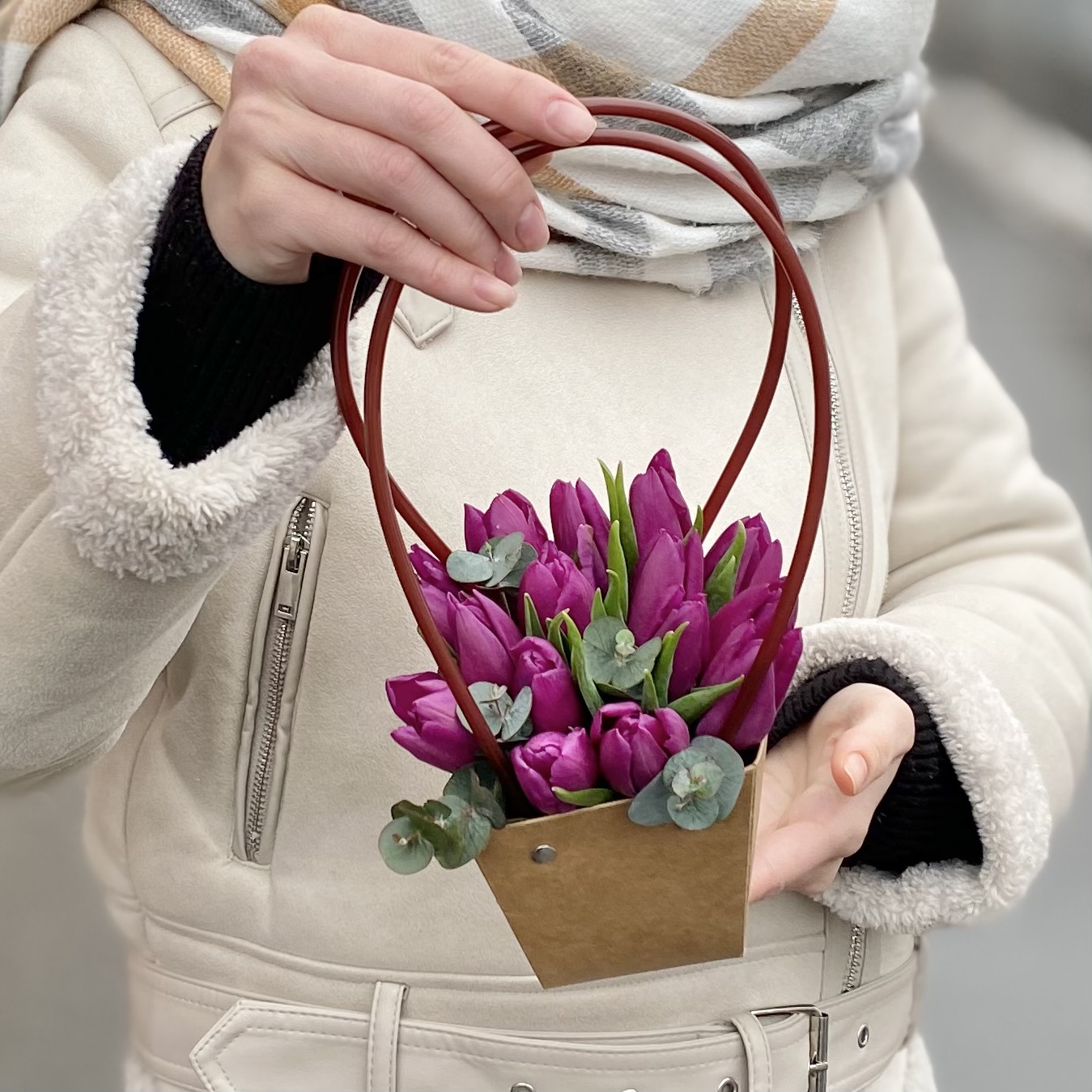 15 фиолетовых тюльпанов в сумочке