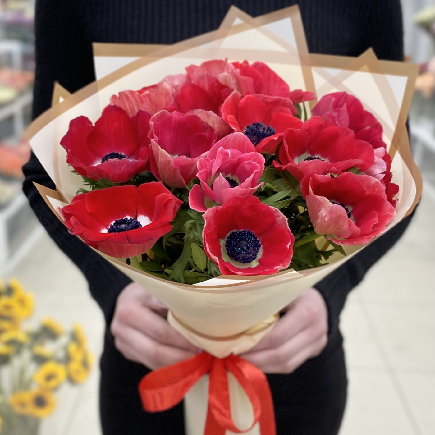 15 красных анемонов