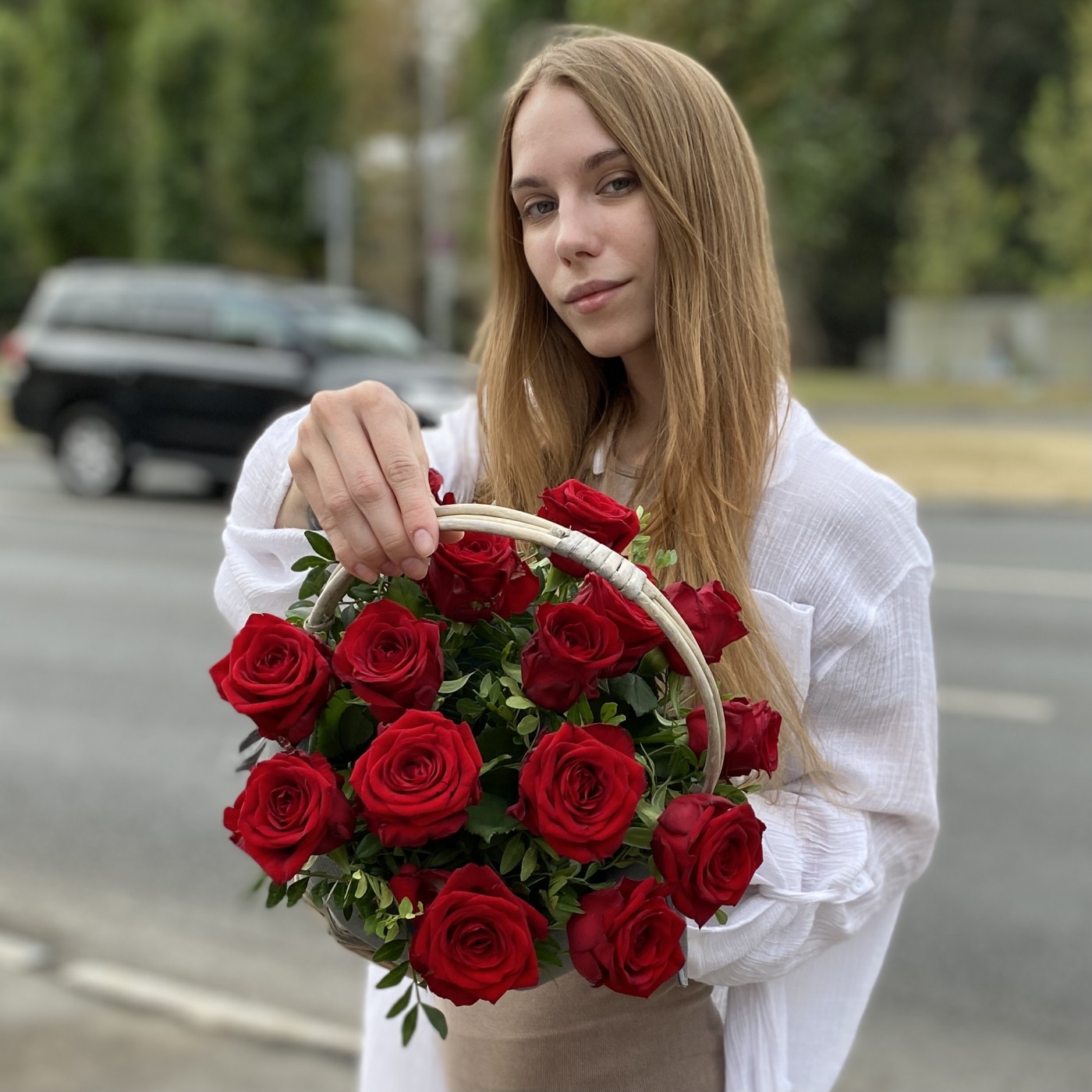 15 красных роз Ред Наоми в корзине