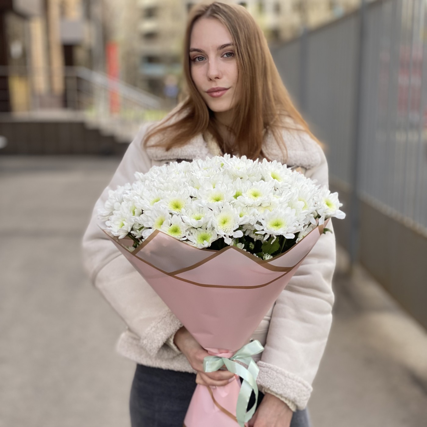 15 белых кустовых хризантем Коммандер