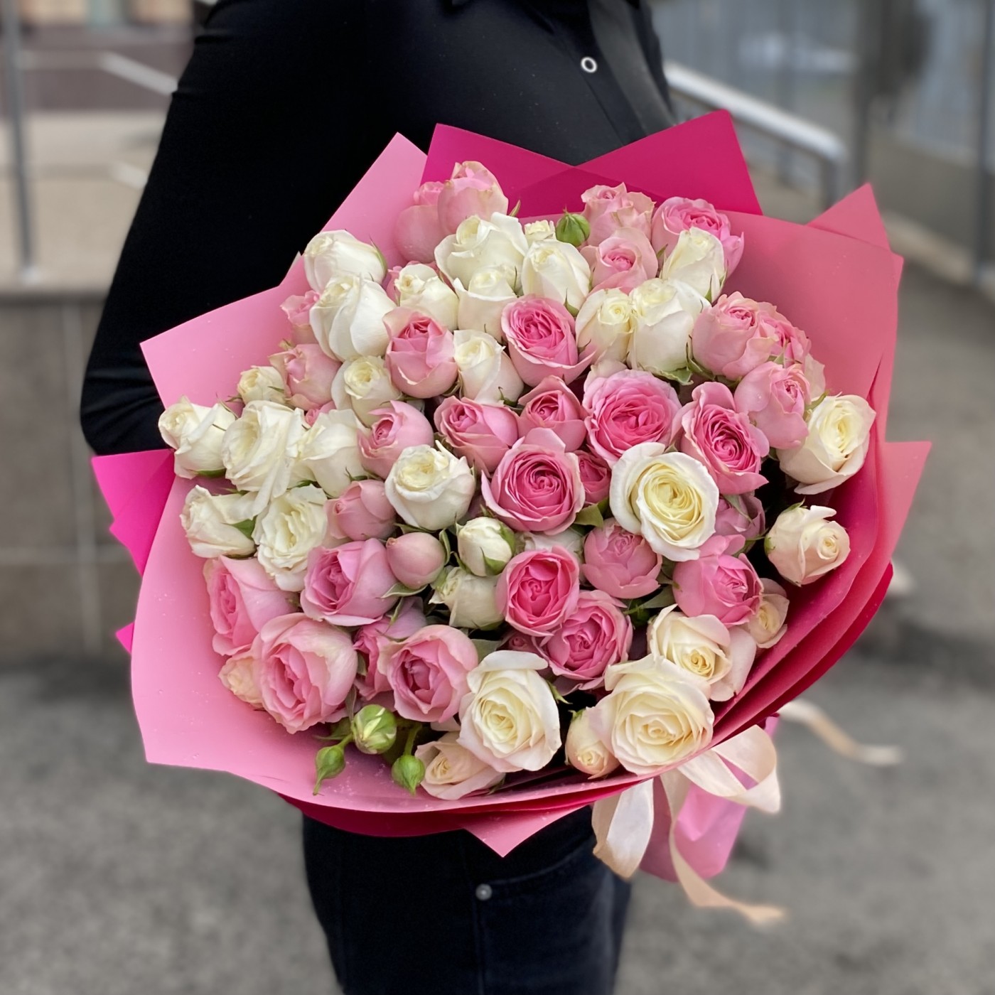 15 кустовых роз Сноу Бабл и Динара