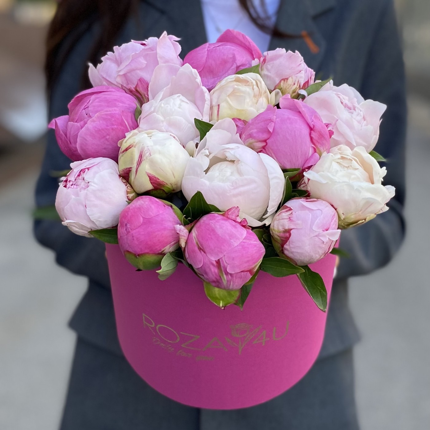 15 пионов Микс в коробке