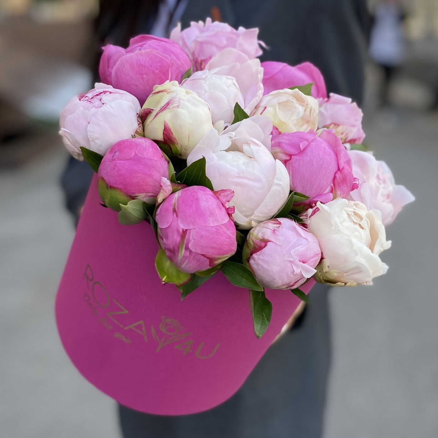 15 пионов Микс в коробке