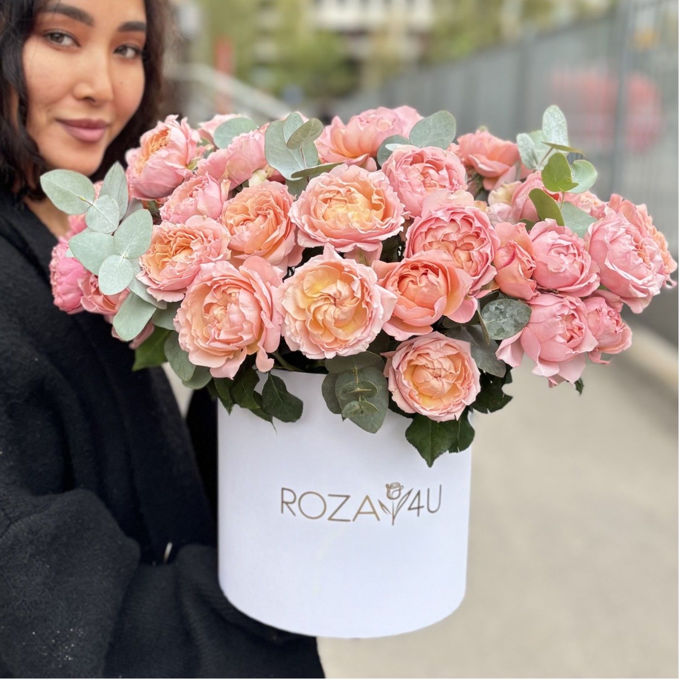 15 пионовидных кустовых роз Джульетта в коробке