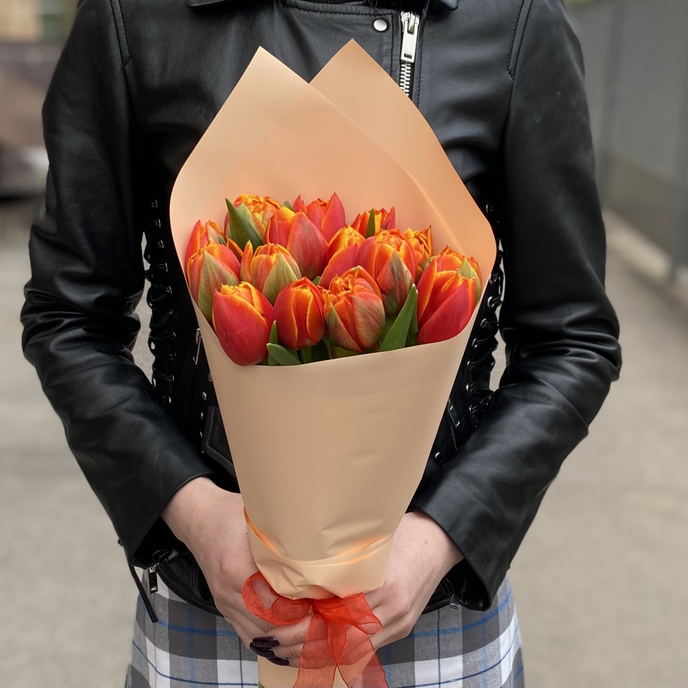 15 пионовидных оранжево-жёлтых тюльпанов Мира