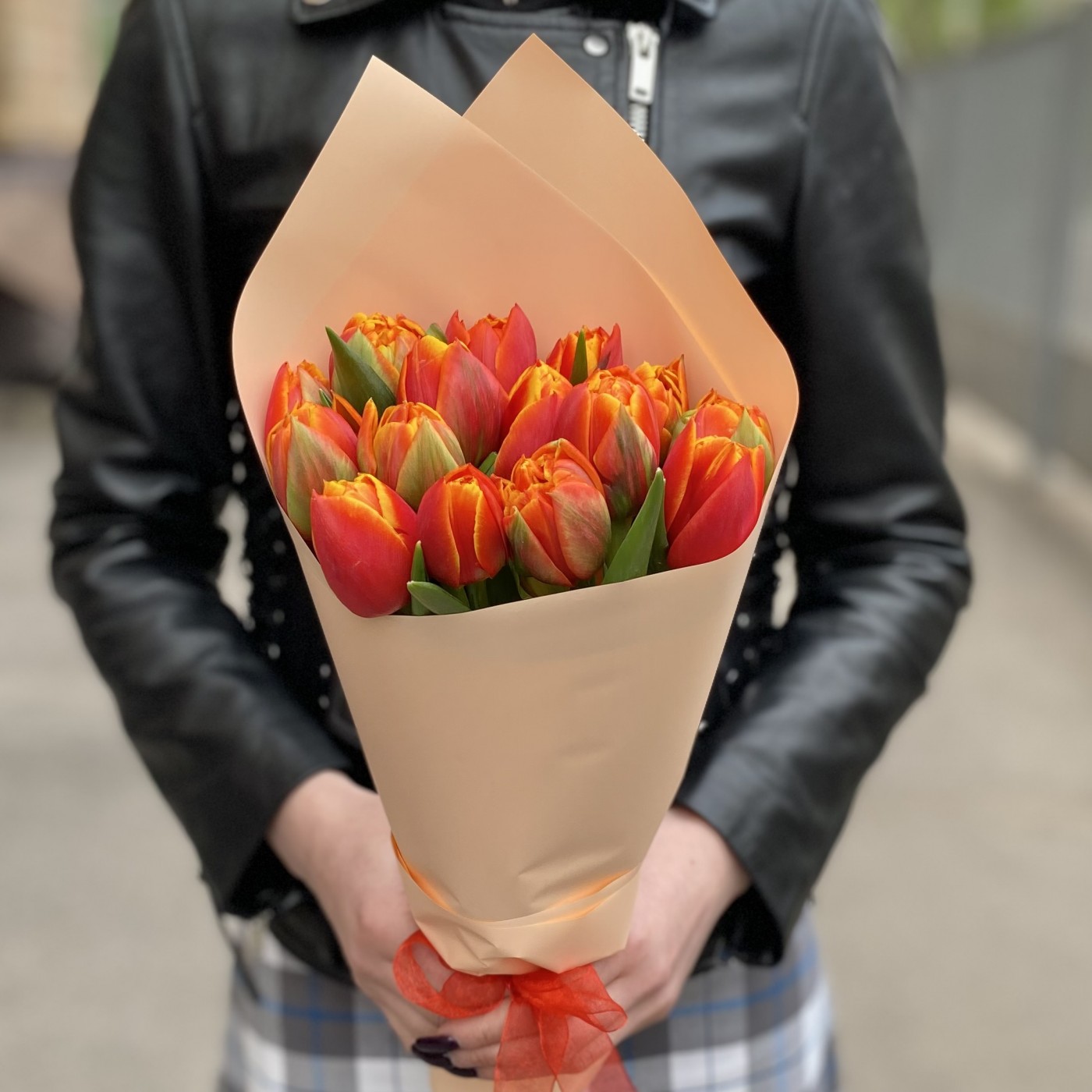 15 пионовидных оранжево-жёлтых тюльпанов Мира