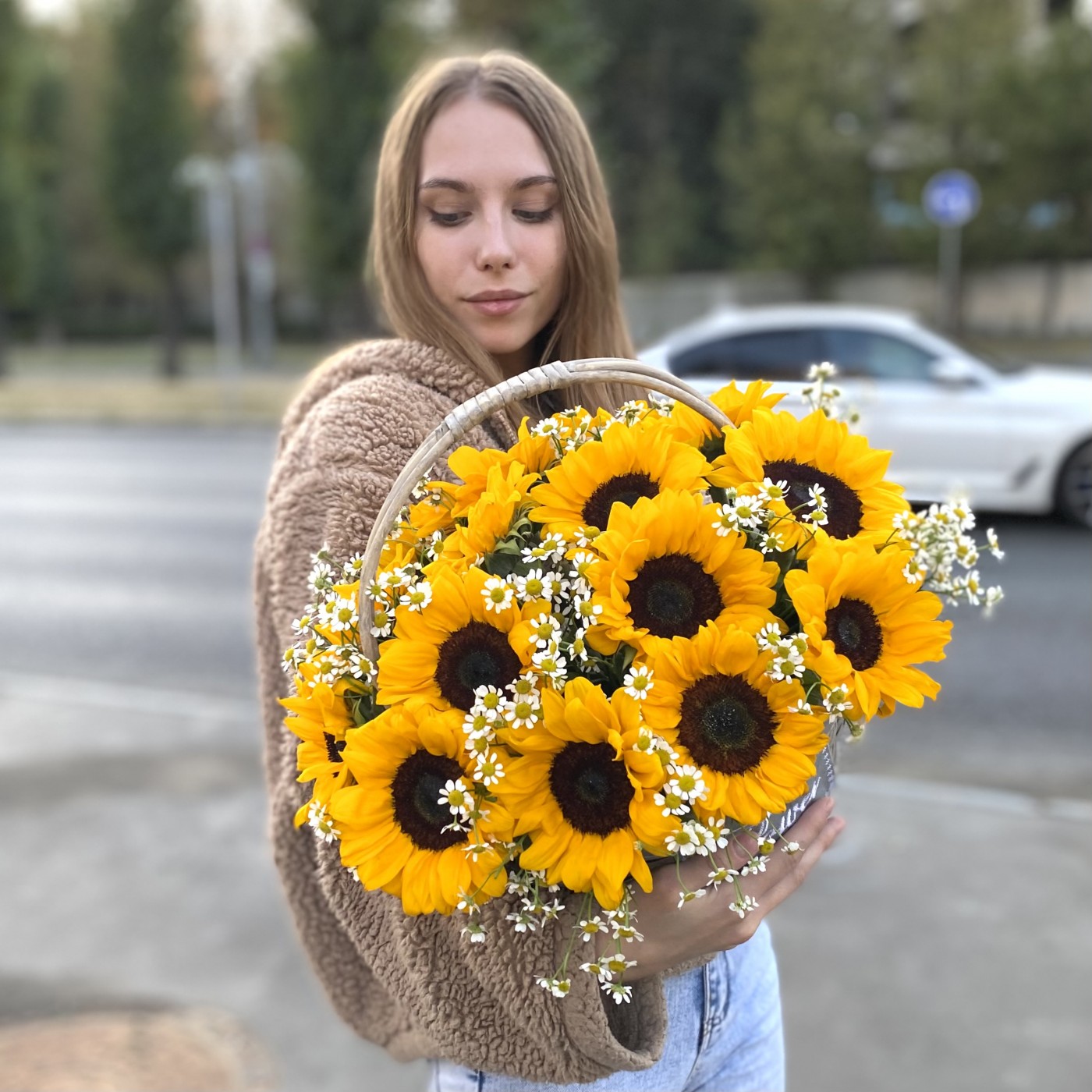 15 подсолнухов в корзине с ромашкой