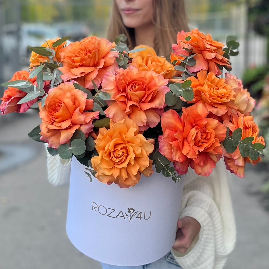 15 пышных роз Фри Спирит с эвкалиптом в коробке