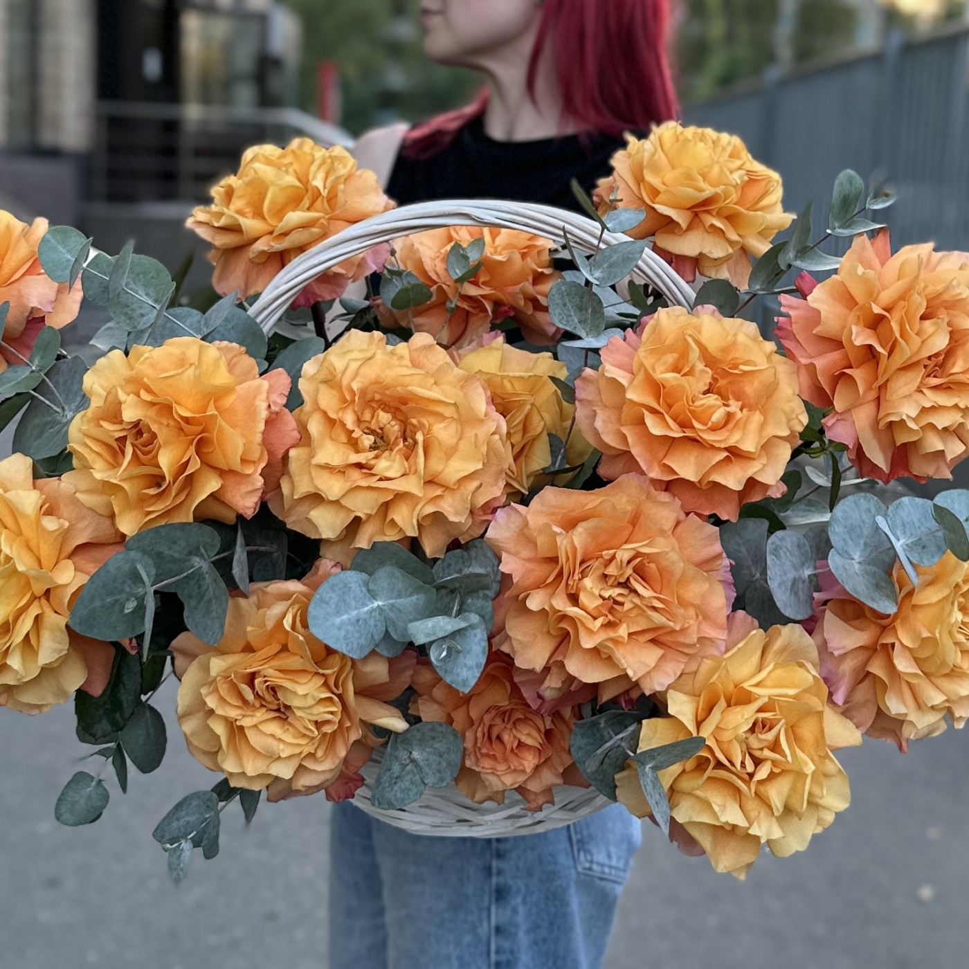 15 пышных роз Фри Спирит с эвкалиптом в корзине