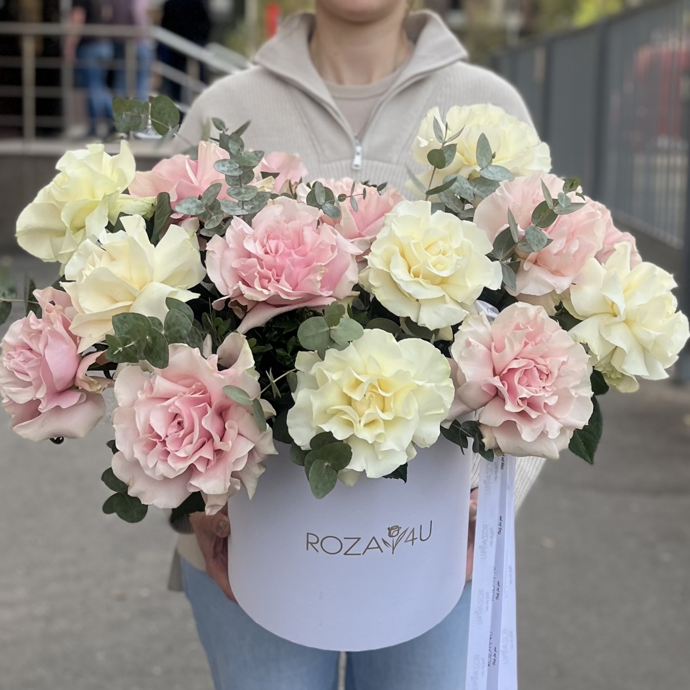 15 пышных розовых и белых роз Мондиаль с эвкалиптом в коробке