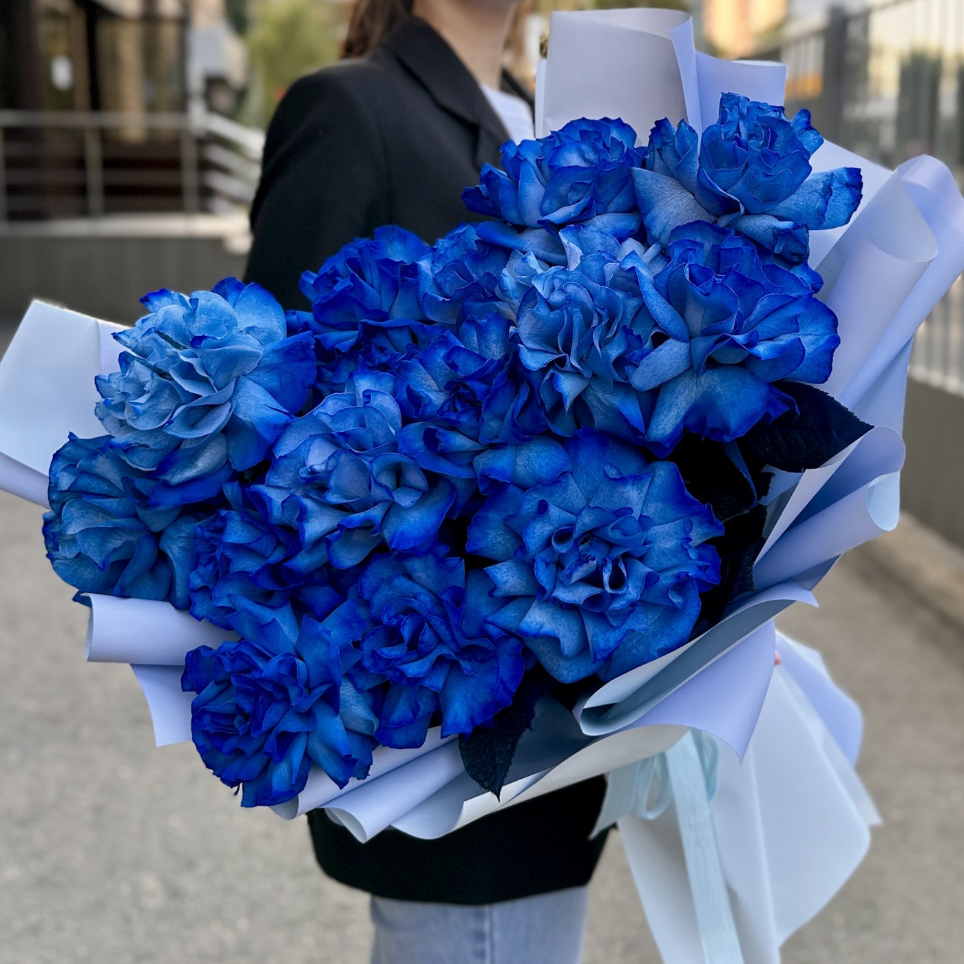 15 пышных синих роз