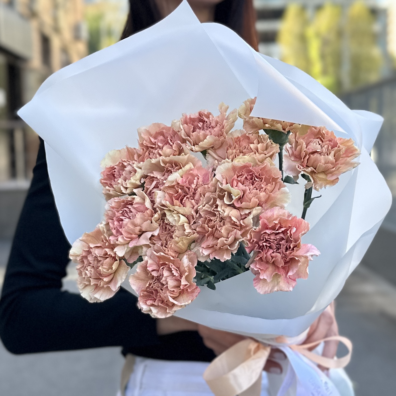 15 розово-персиковых гвоздик